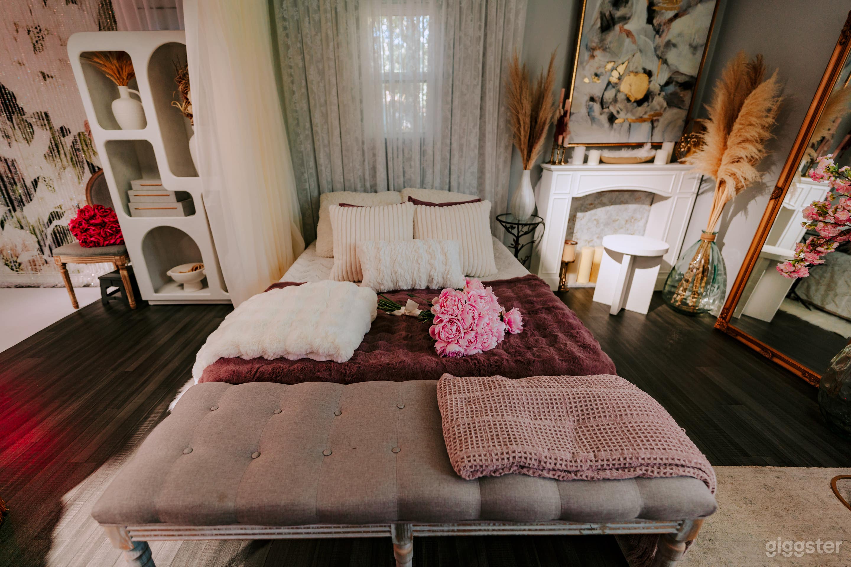 Dark &amp; Moody Bedroom + Steamy Shower + Free Lights Photo 4