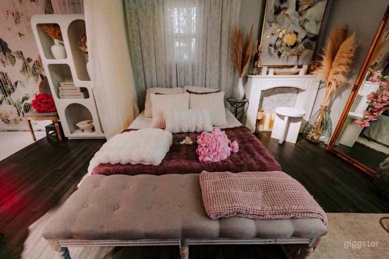  Dark & Moody Bedroom + Steamy Shower + Free Lights 