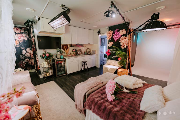  Dark & Moody Bedroom + Steamy Shower + Free Lights 