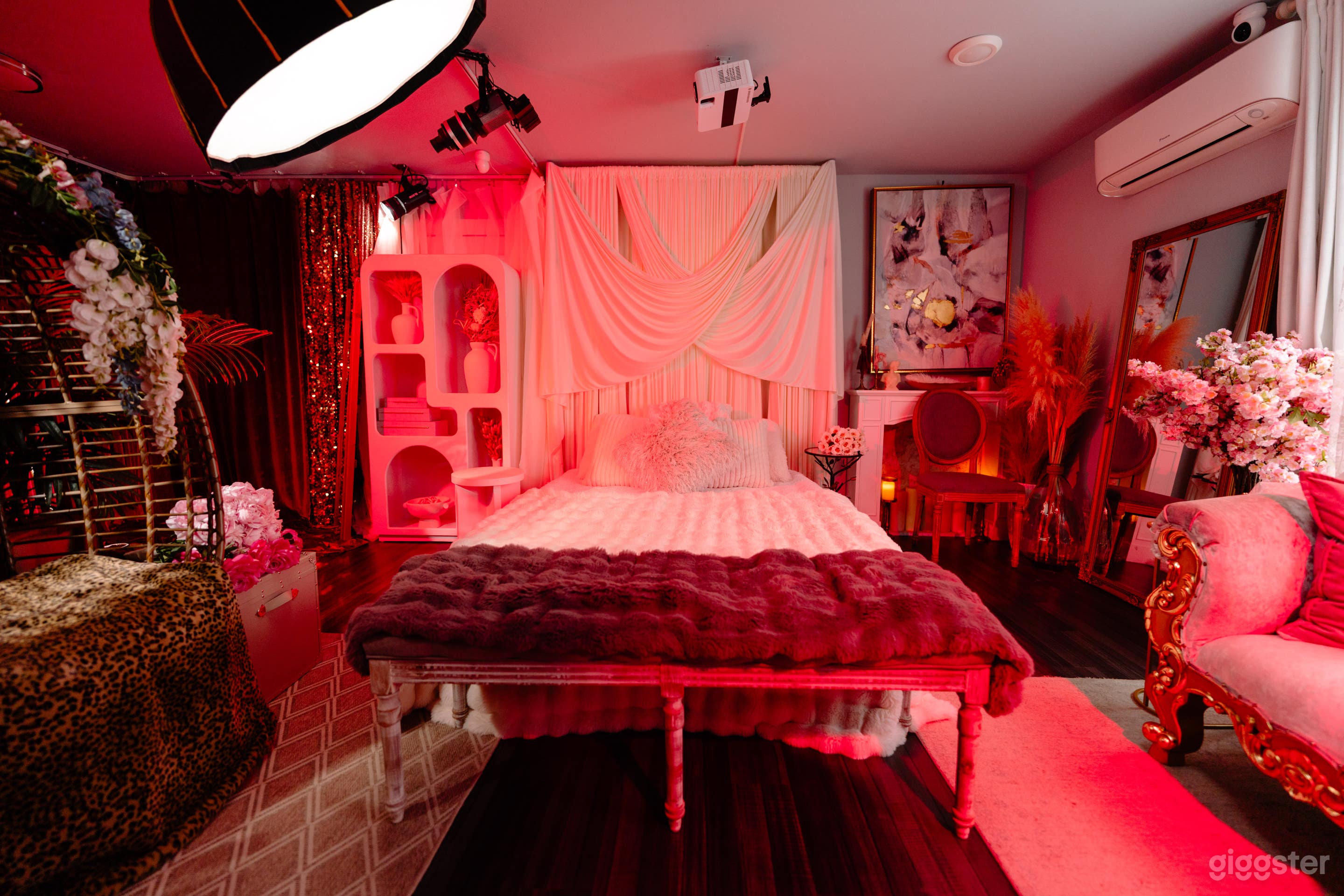 Luxury Boudoir Studio | Bed, Velvet Drapes & Pro Lighting Photo 1