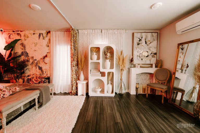  Dark & Moody Bedroom + Steamy Shower + Free Lights 