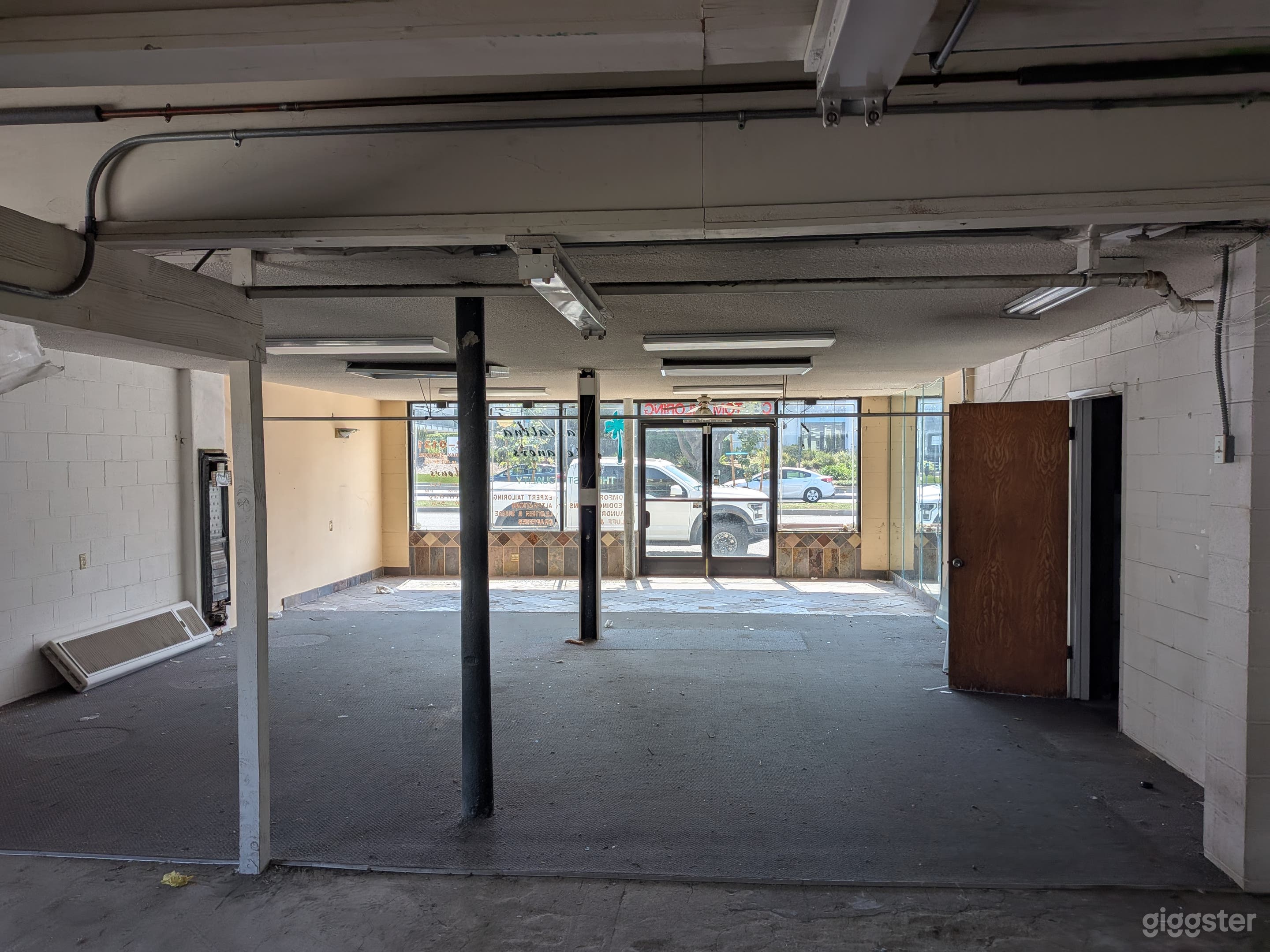 Open creative space on street level Photo 2