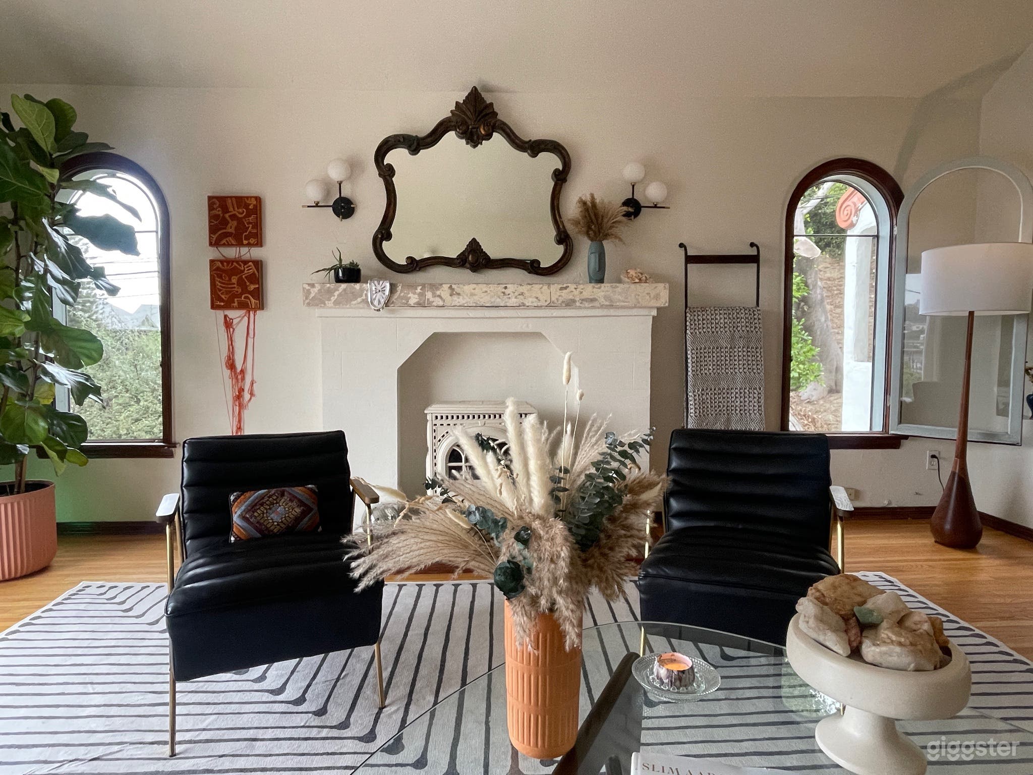 Classic Hollywood charm meets modern ease Photo 4