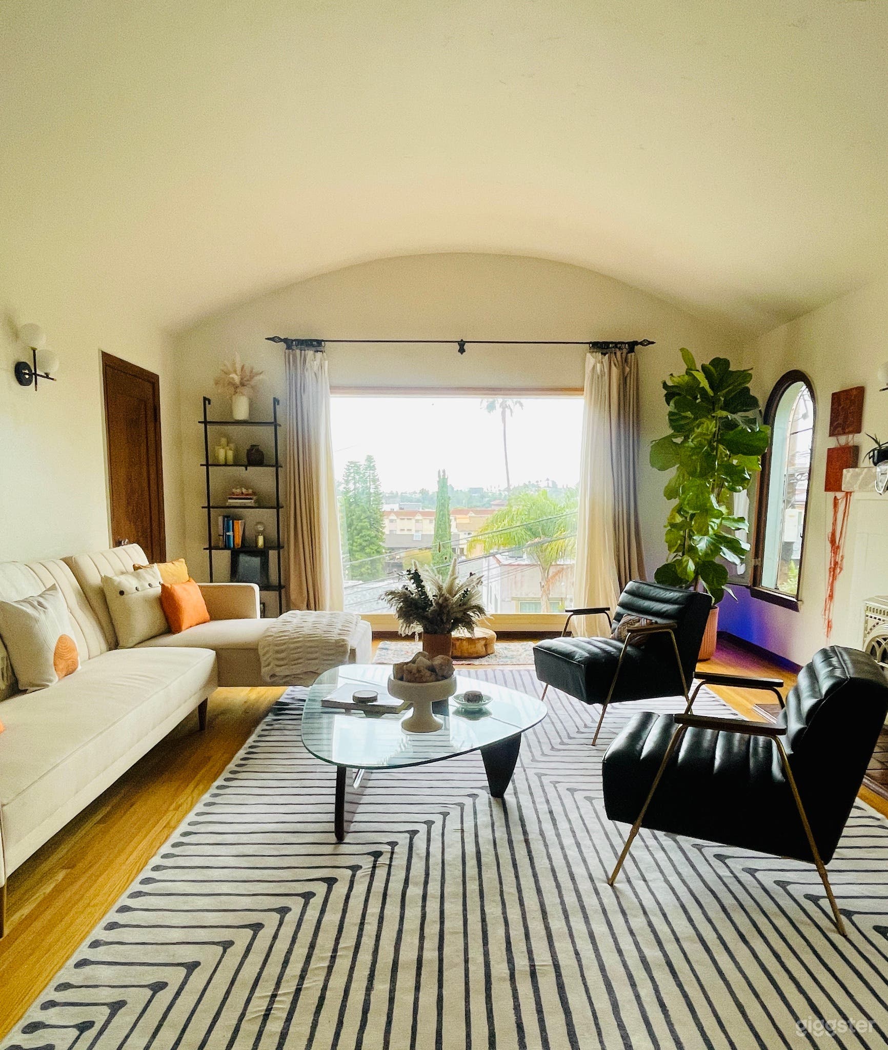 Classic Hollywood charm meets modern ease Photo 1