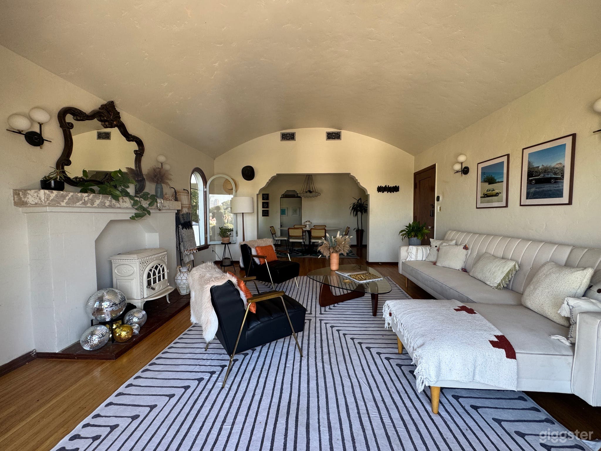 Classic Hollywood charm meets modern ease Photo 3