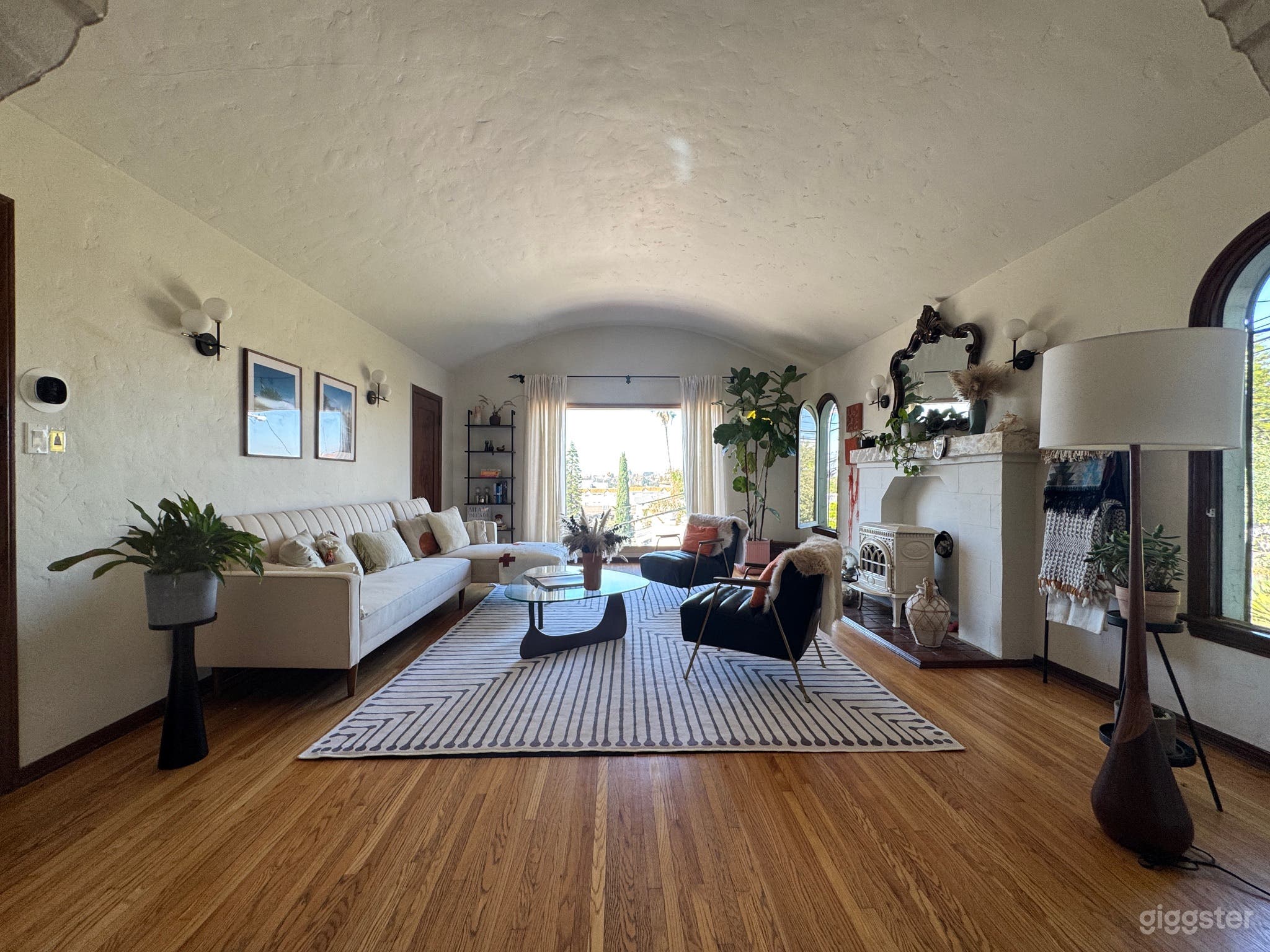 Classic Hollywood charm meets modern ease Photo 2