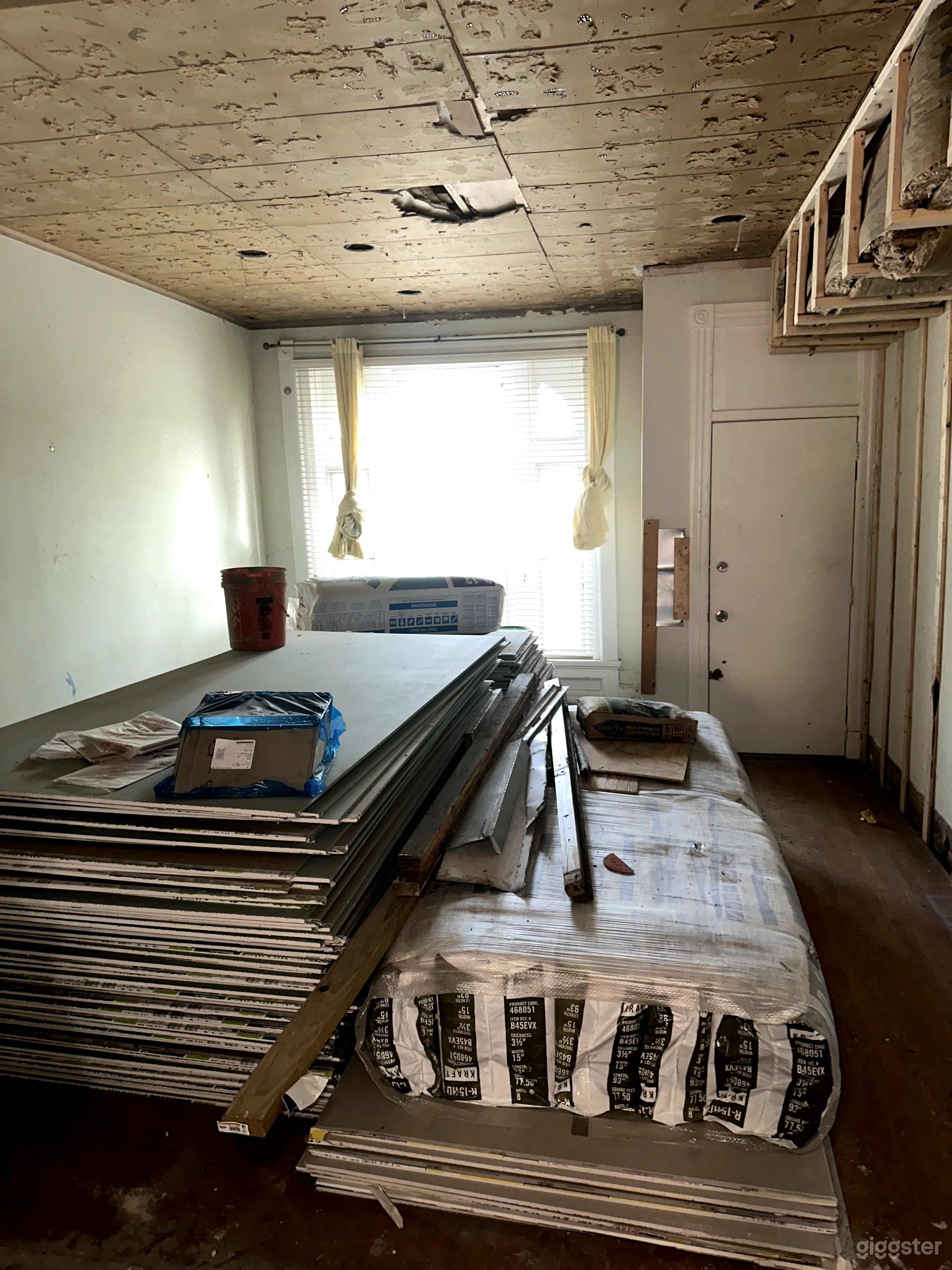 Raw, Industrial 4-Floor Townhouse Perfect for Film Photo 2