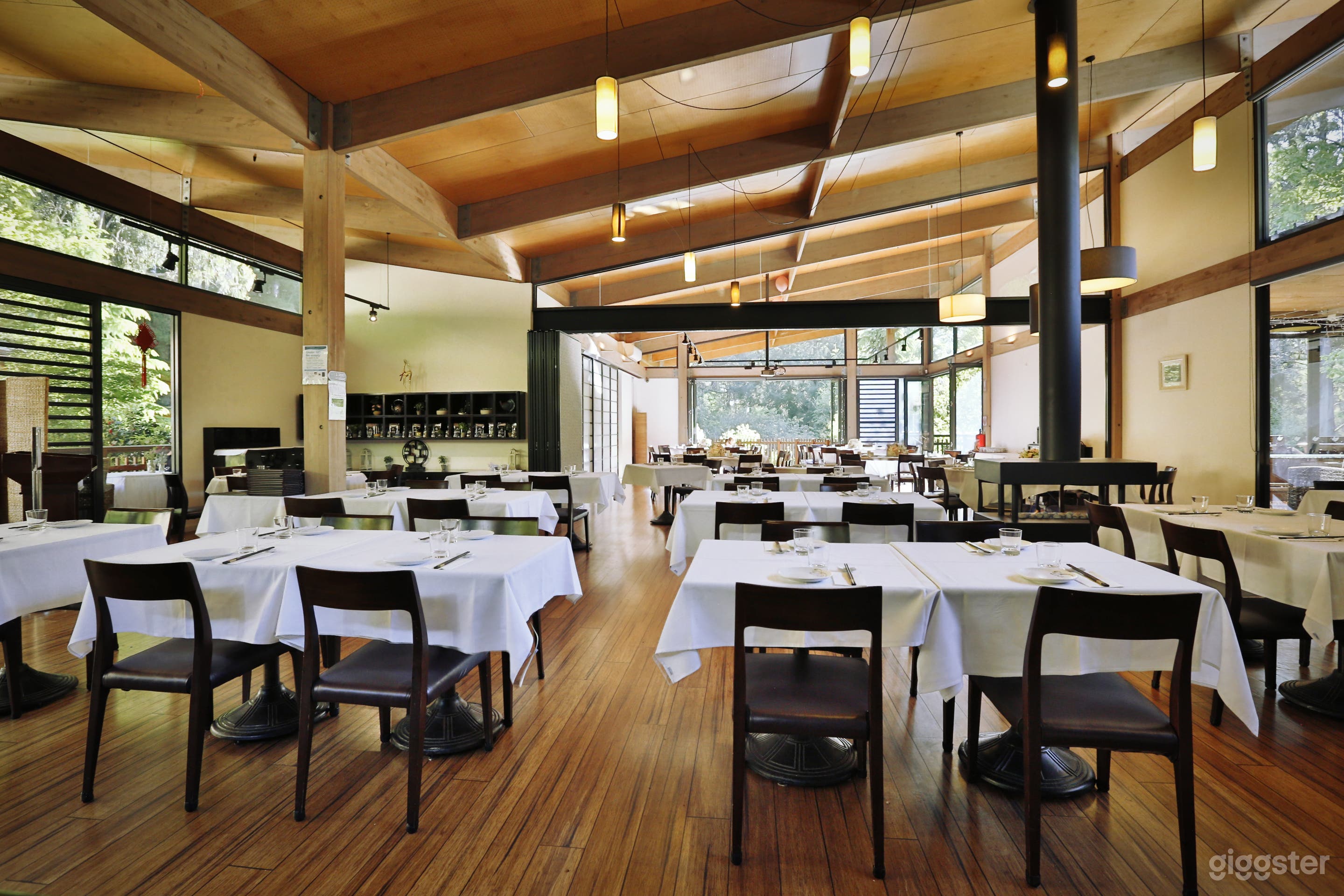 Very Large Modern Environmentally Sustainable Restaurant Photo 3