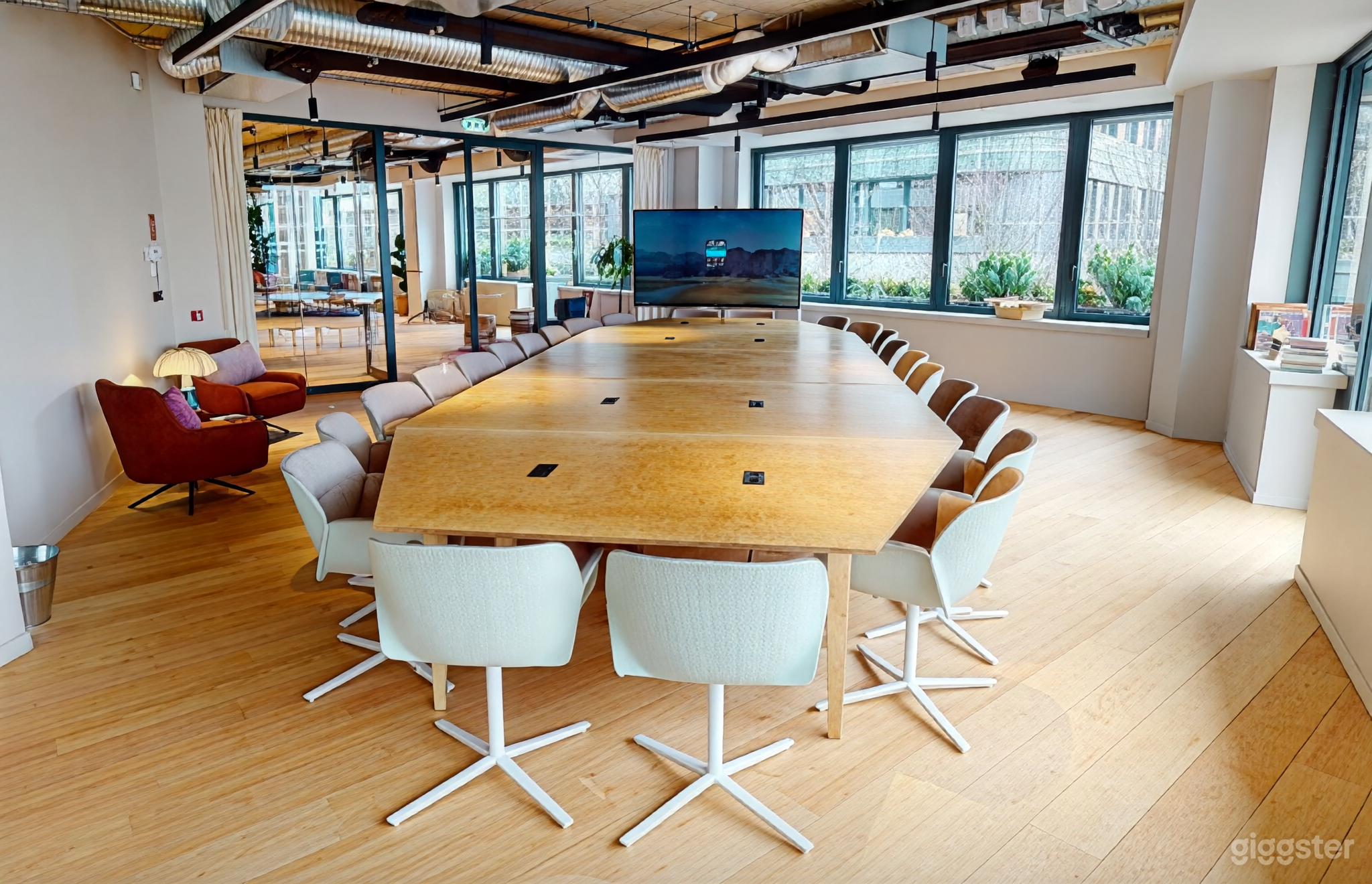 Photo de Salle de conseil moderne pour cadres 3