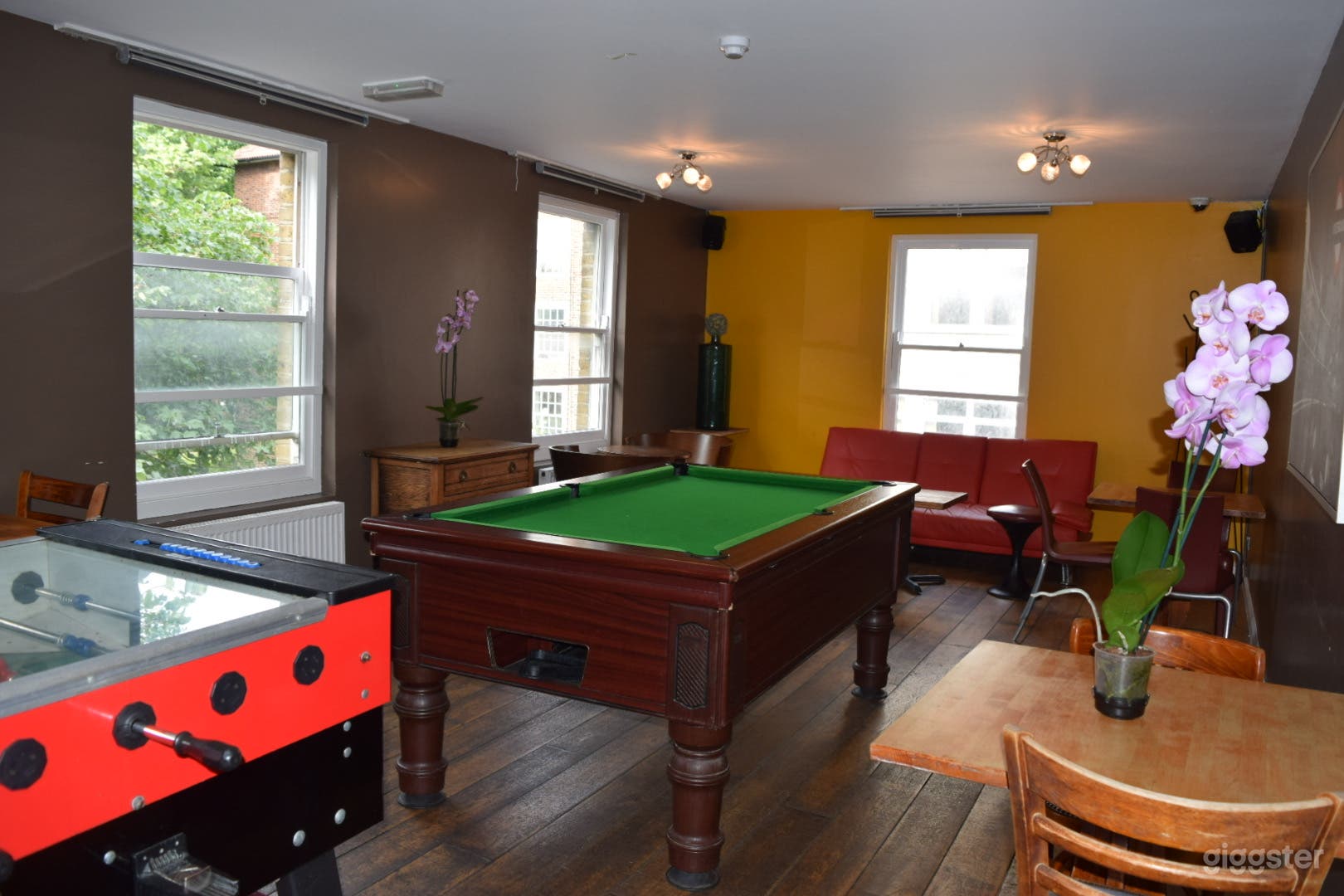 COSY FIRE, LIVE SPORTS, ROOF GARDEN,   POOL TABLE &amp; GAMES Photo 4