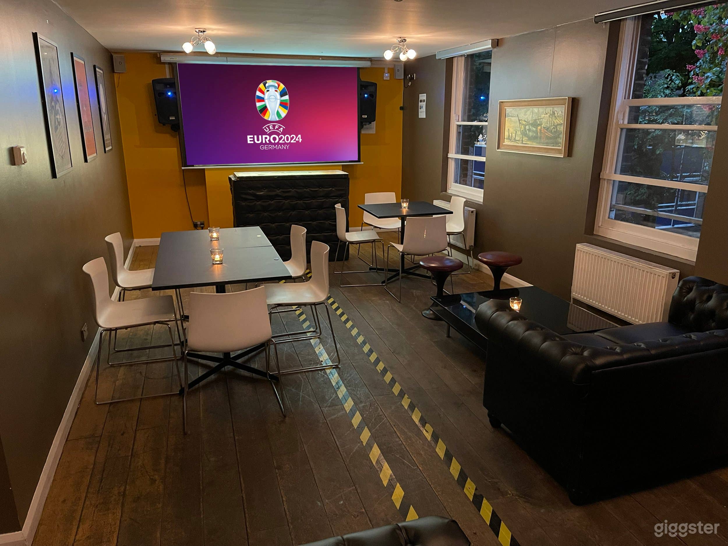 COSY FIRE, LIVE SPORTS, ROOF GARDEN,   POOL TABLE &amp; GAMES Photo 3