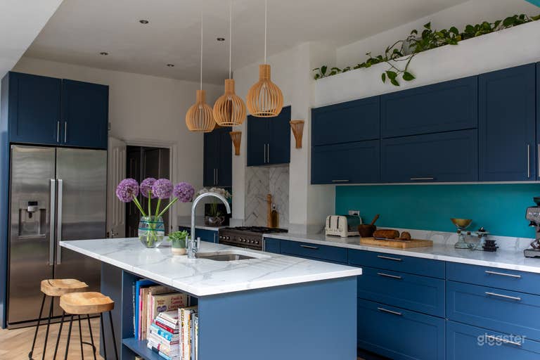  Kitchen with breakfast bar 
