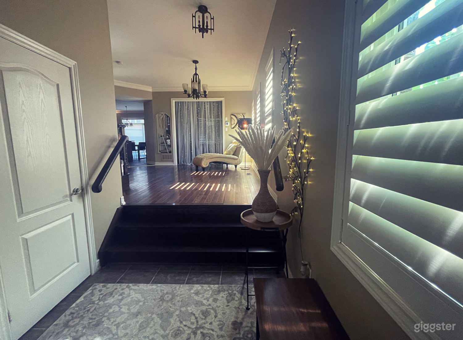 Modern Contemporary Home With Artistic Flair Photo 2