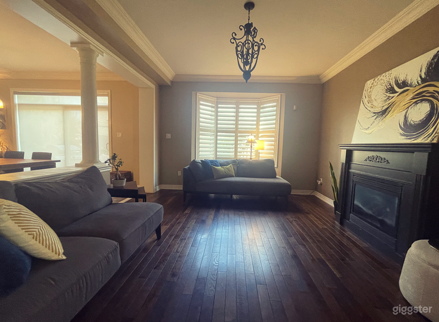 Modern Contemporary Home With Artistic Flair Photo 4