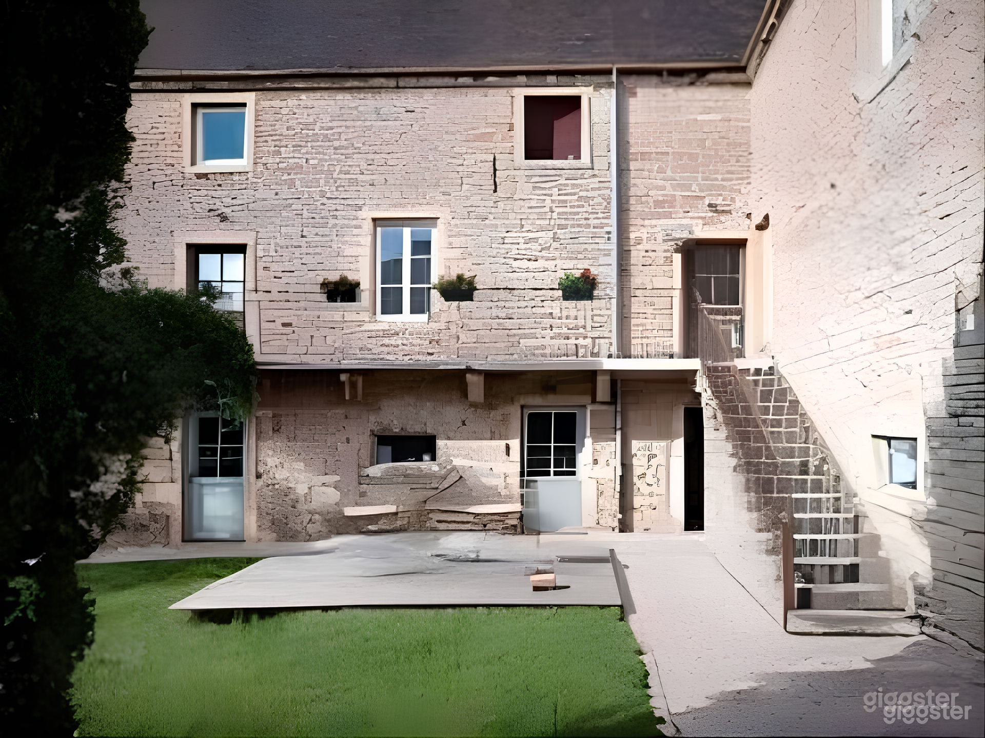 Photo de Charmante cour et pelouse du XIXe siècle 2