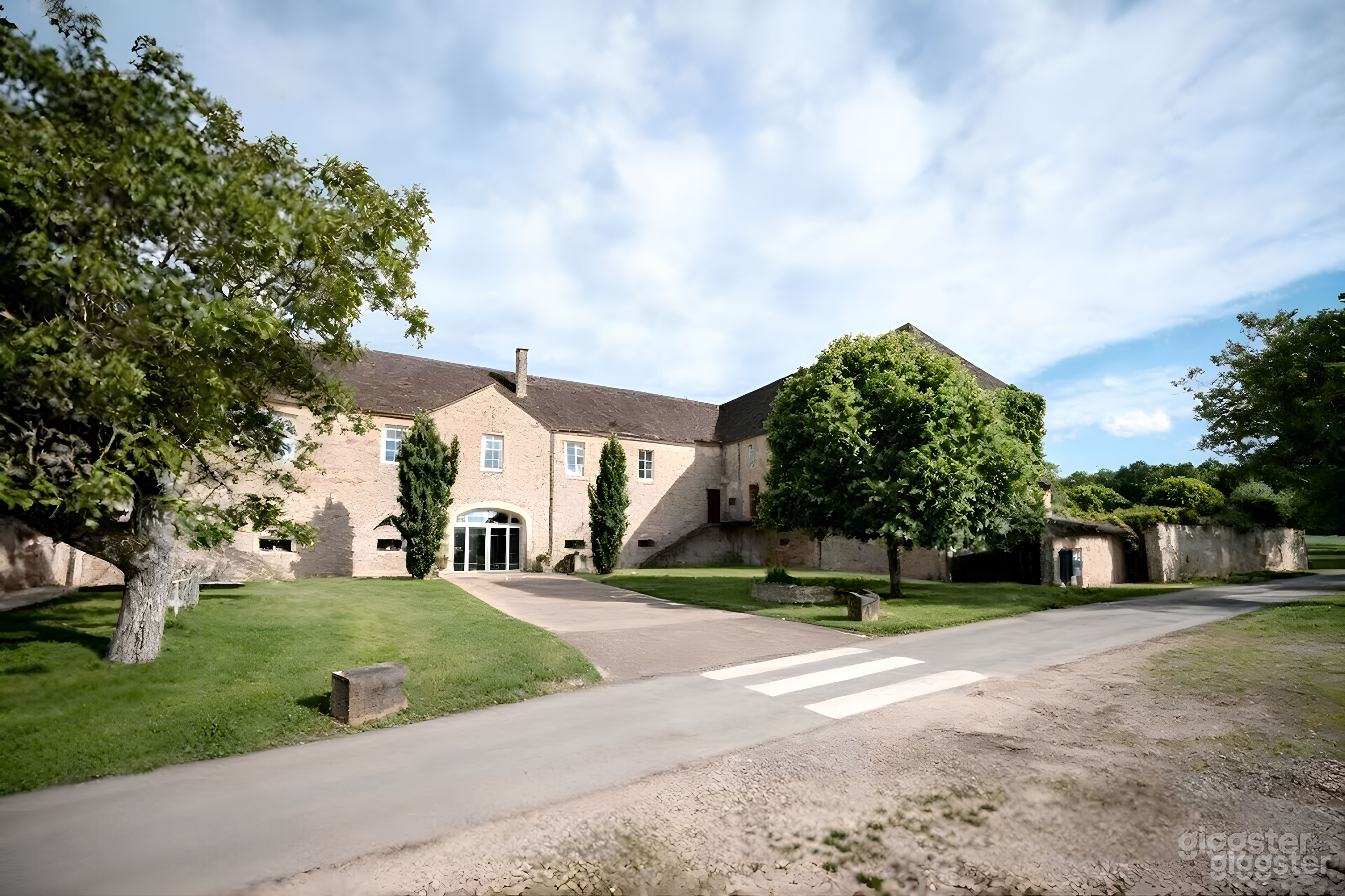 Photo de Charmante cour et pelouse du XIXe siècle 4