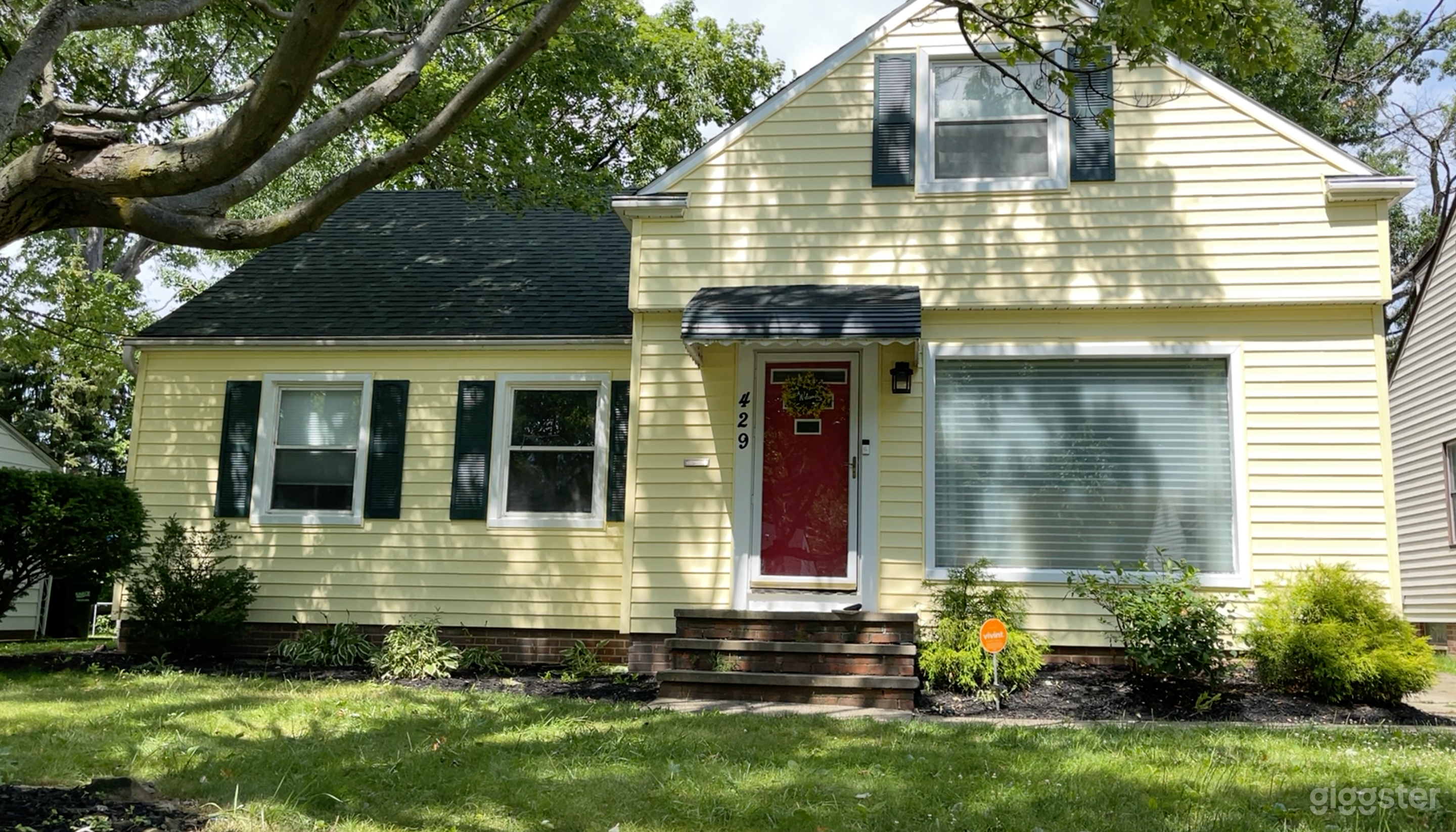 Open Concept Cape Cod Bungalow Photo 3