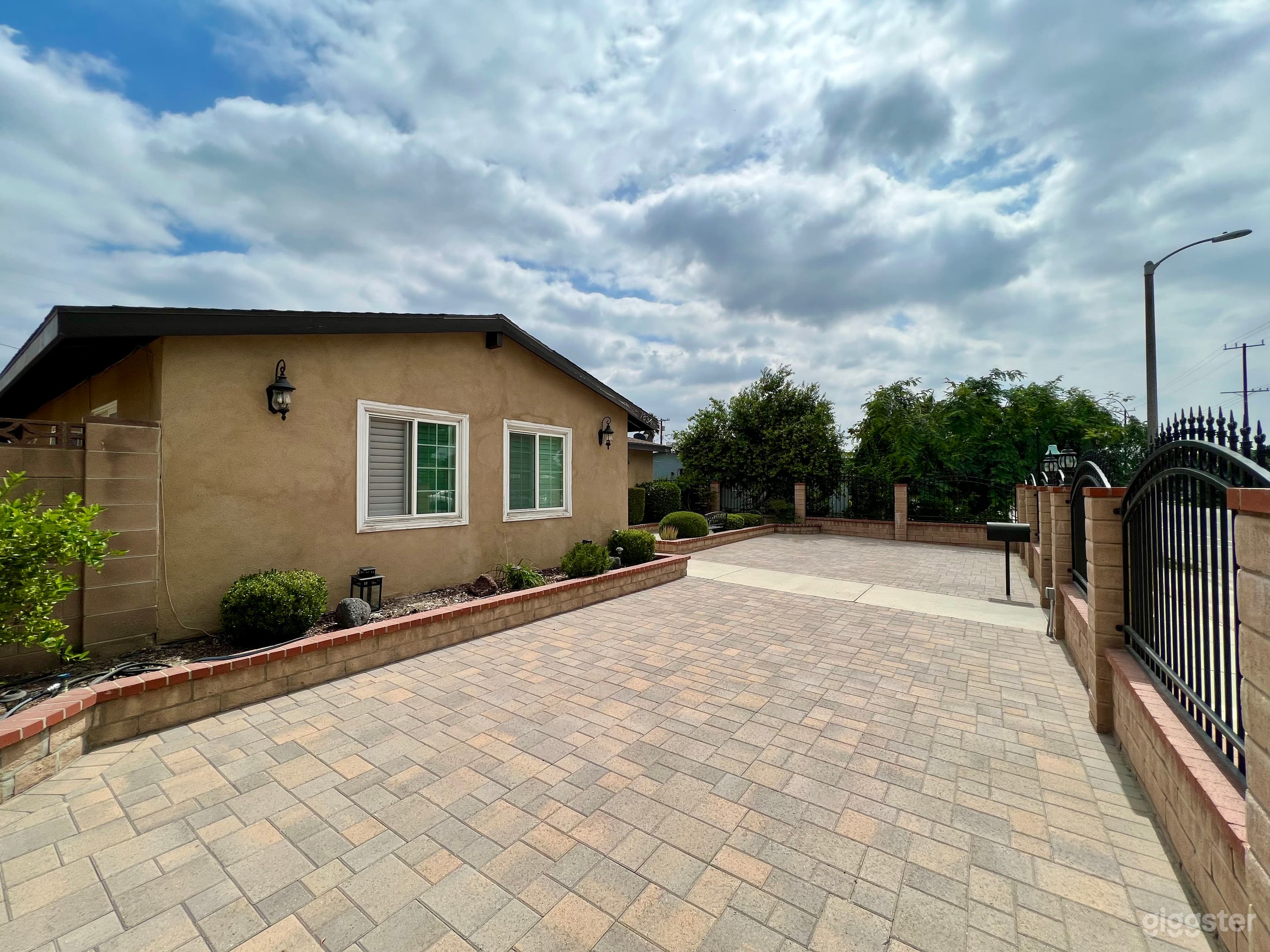 New Modern Guest House Studio Photo 4