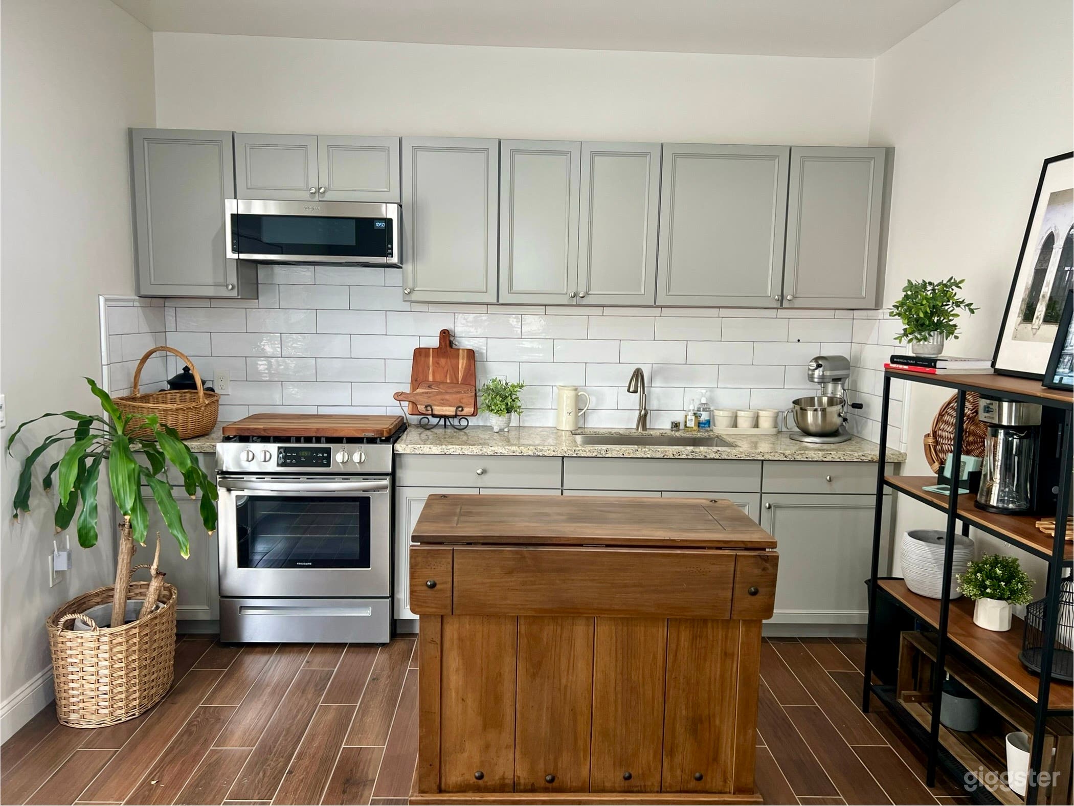 New Modern Guest House Studio Photo 1