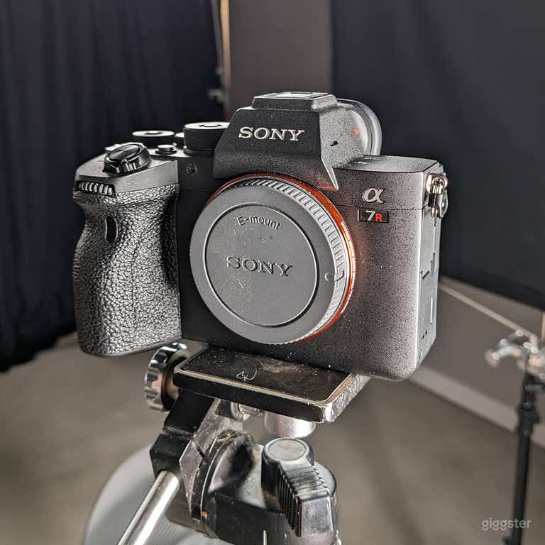  We have cameras and rigs available for rent as a package for an additional hourly charge. (Photographer not included) 