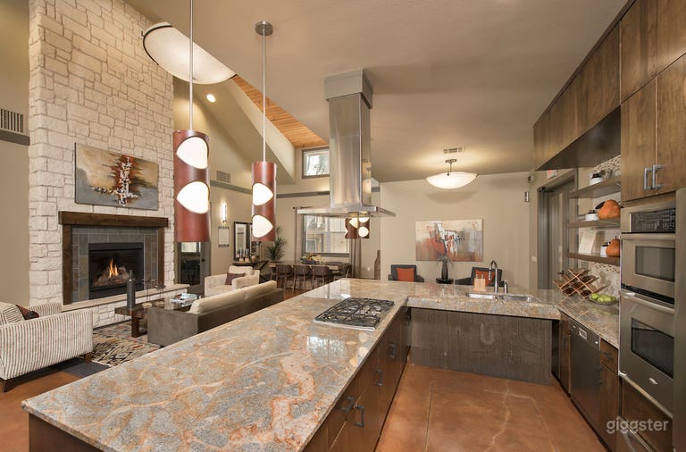  Cozy Lounge w/ Kitchen in Barton Creek Greenbelt 