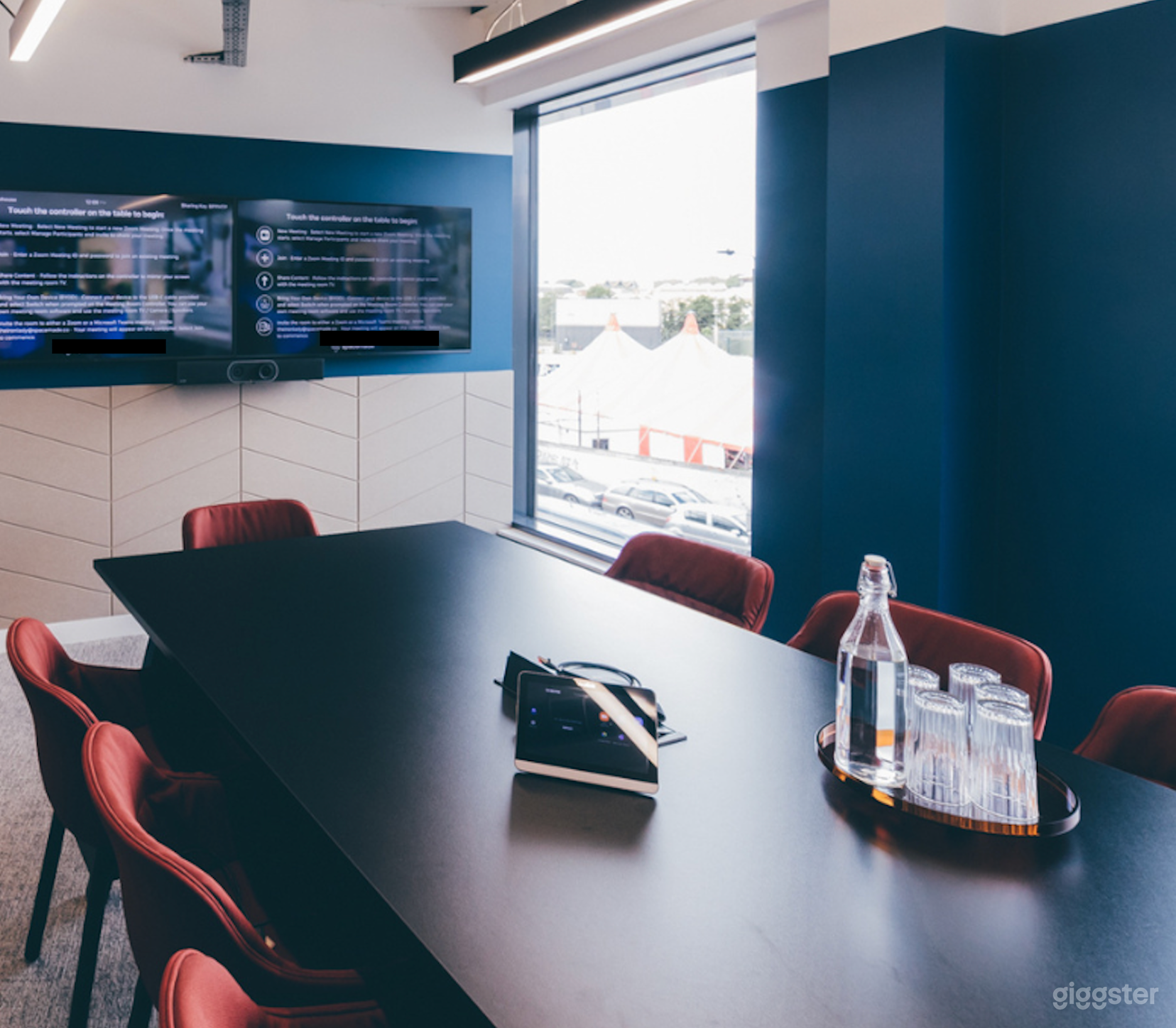 The Iron Lady Room for 8 Persons Photo 3