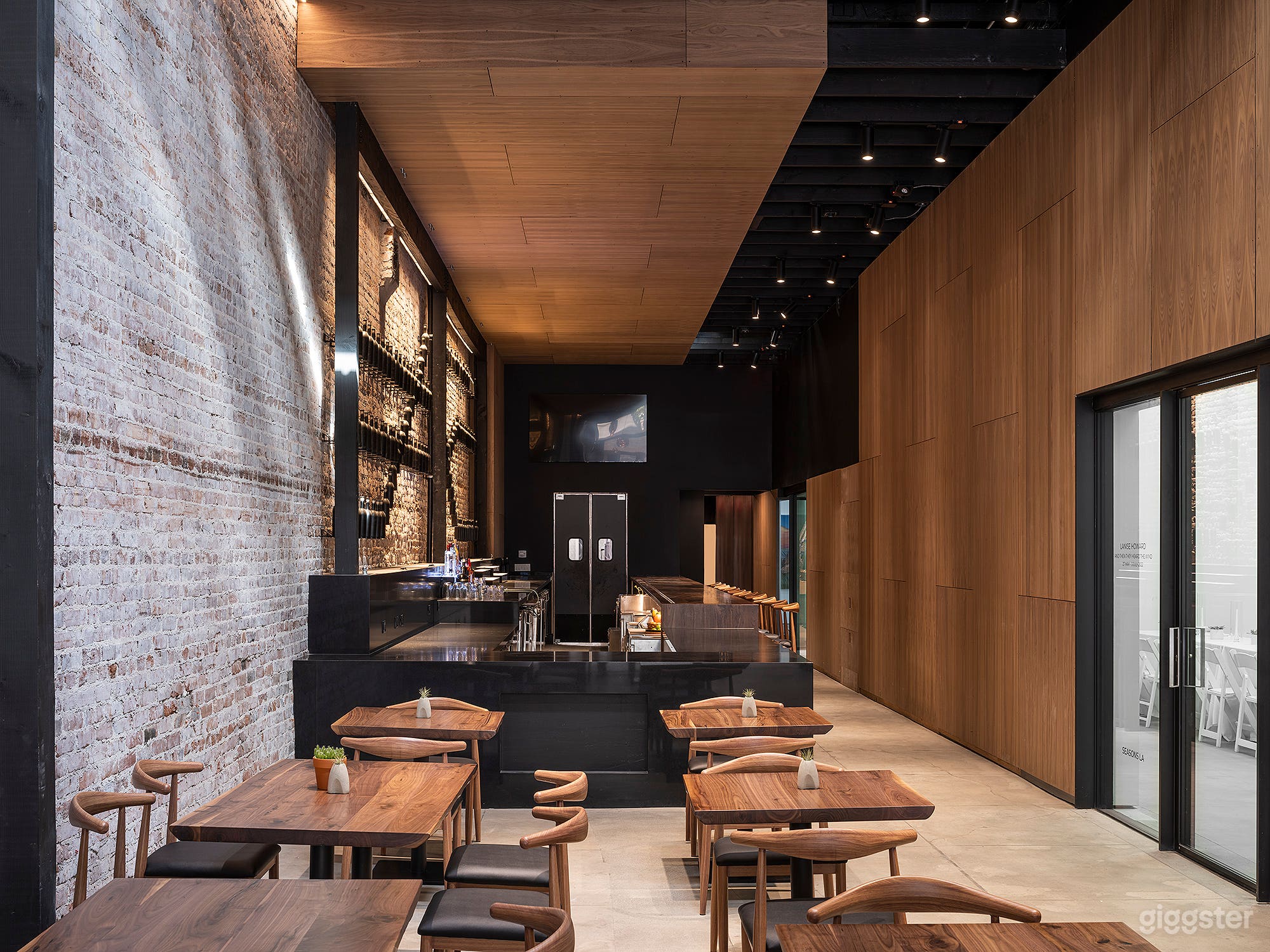 Gorgeous Restaurant Bar with an Art Gallery  Photo 1