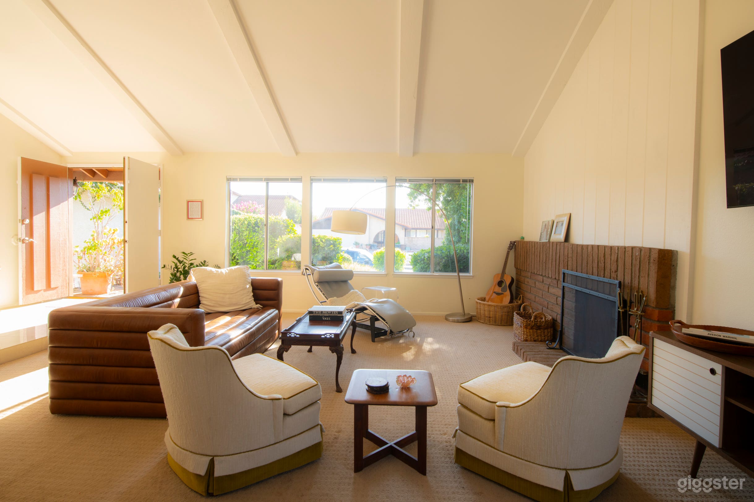 Retro-Modern Poolside Ranch House in Agoura Hills Photo 2