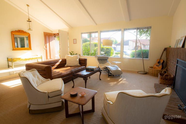  Retro-Modern Poolside Ranch House in Agoura Hills 