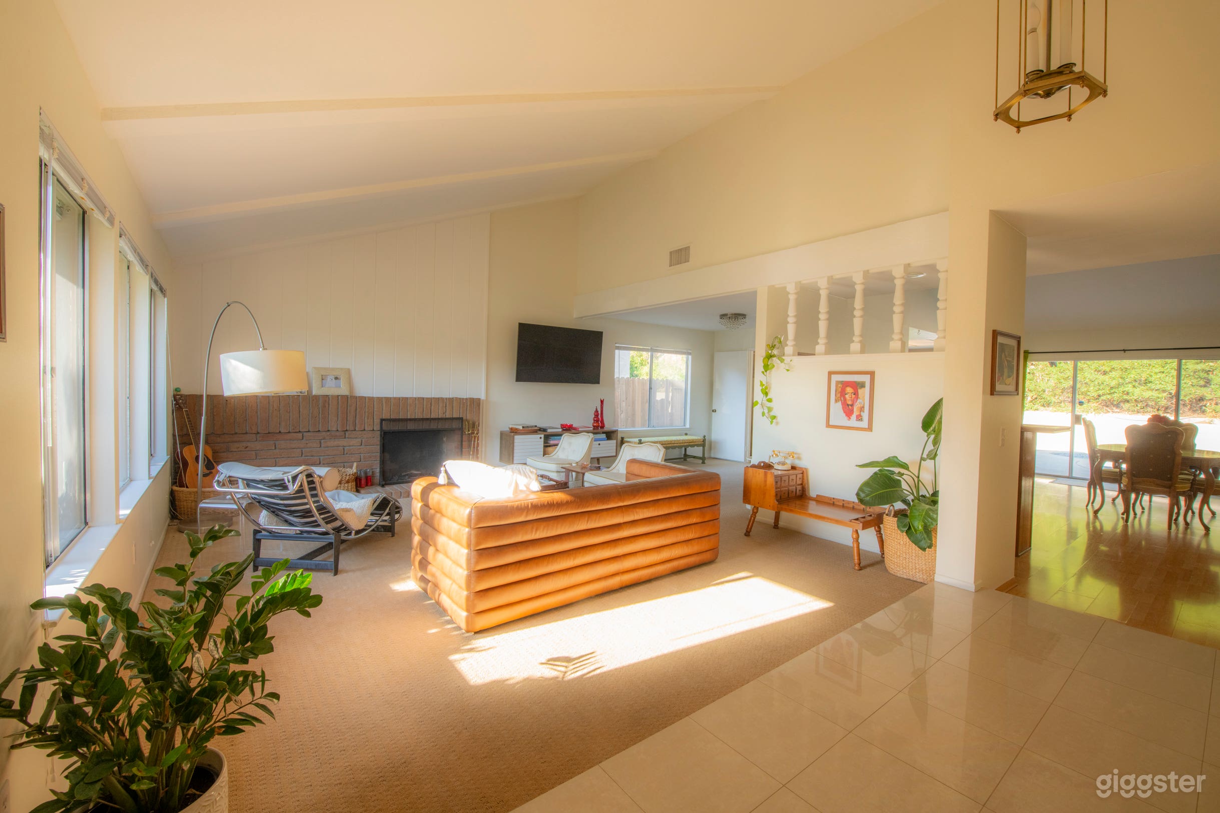 Retro-Modern Poolside Ranch House in Agoura Hills Photo 1