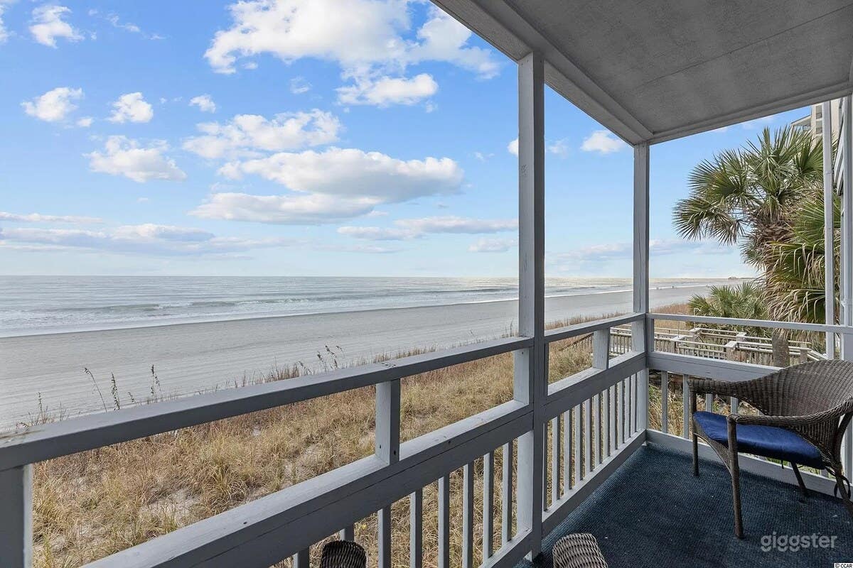 Oceanfront Interior Decorator's Personal Getaway / Year Round Pool &amp; Hot Tub / Restaurant Next Door! Photo 4