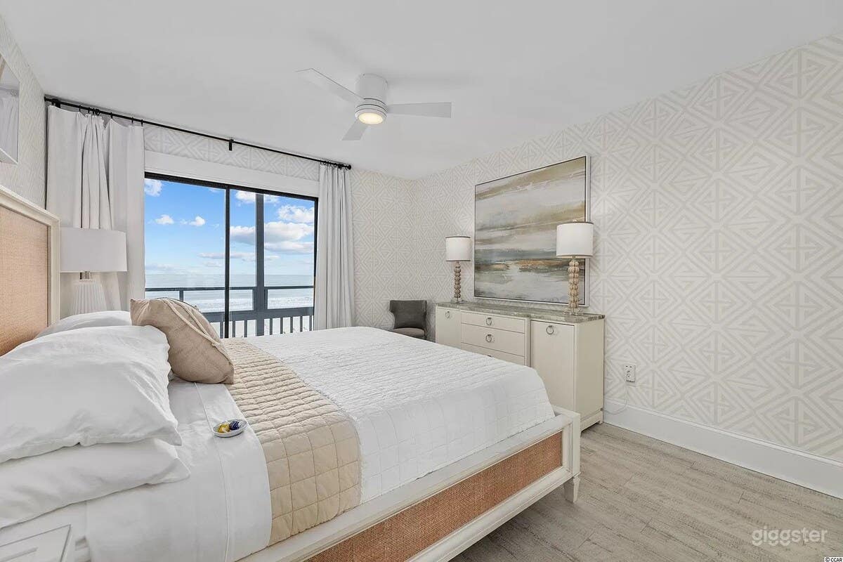 Oceanfront Interior Decorator's Personal Getaway / Year Round Pool &amp; Hot Tub / Restaurant Next Door! Photo 3