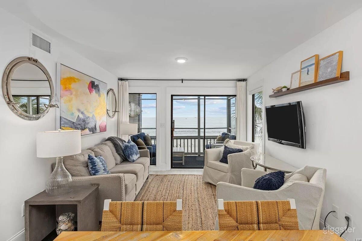 Oceanfront Interior Decorator's Personal Getaway / Year Round Pool &amp; Hot Tub / Restaurant Next Door! Photo 2