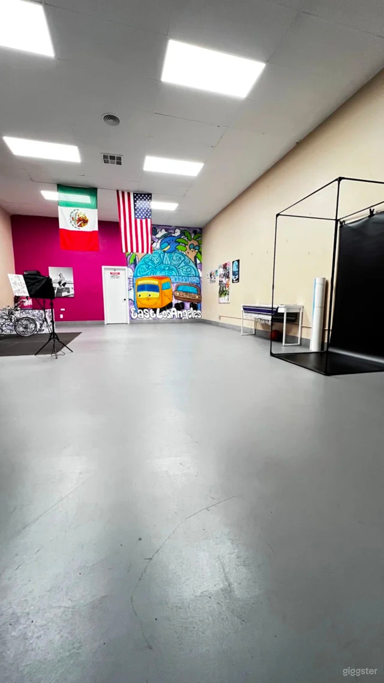 Creative Studio with Mural Walls Photo 2