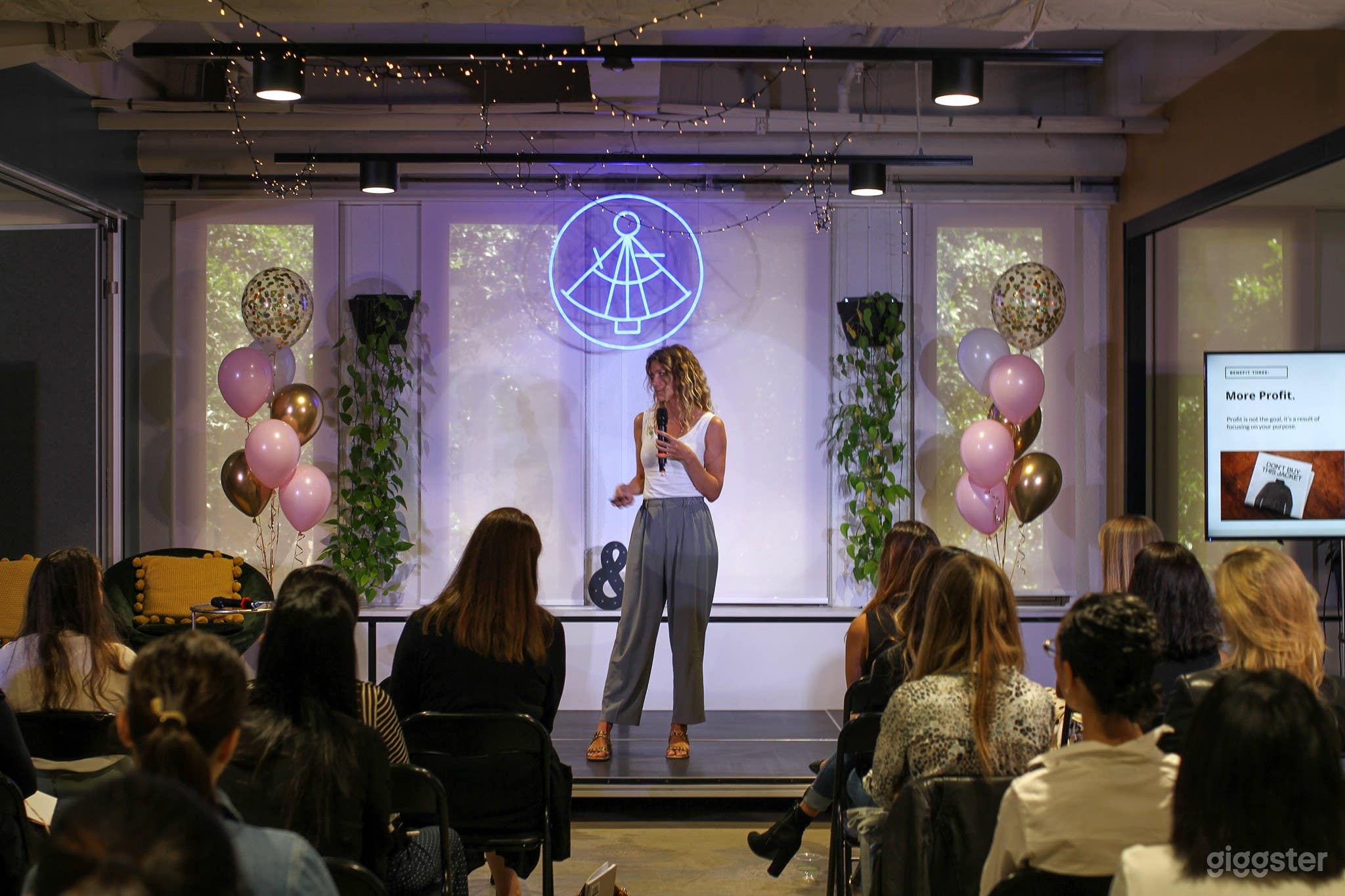 Stage in the middle to fit 250 guests