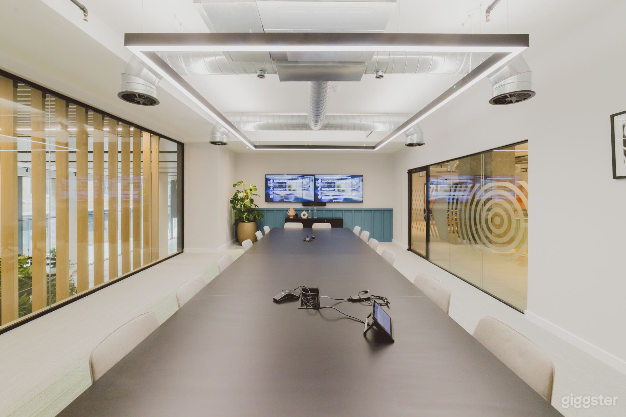 Spacious and Big Meeting Room Photo 2