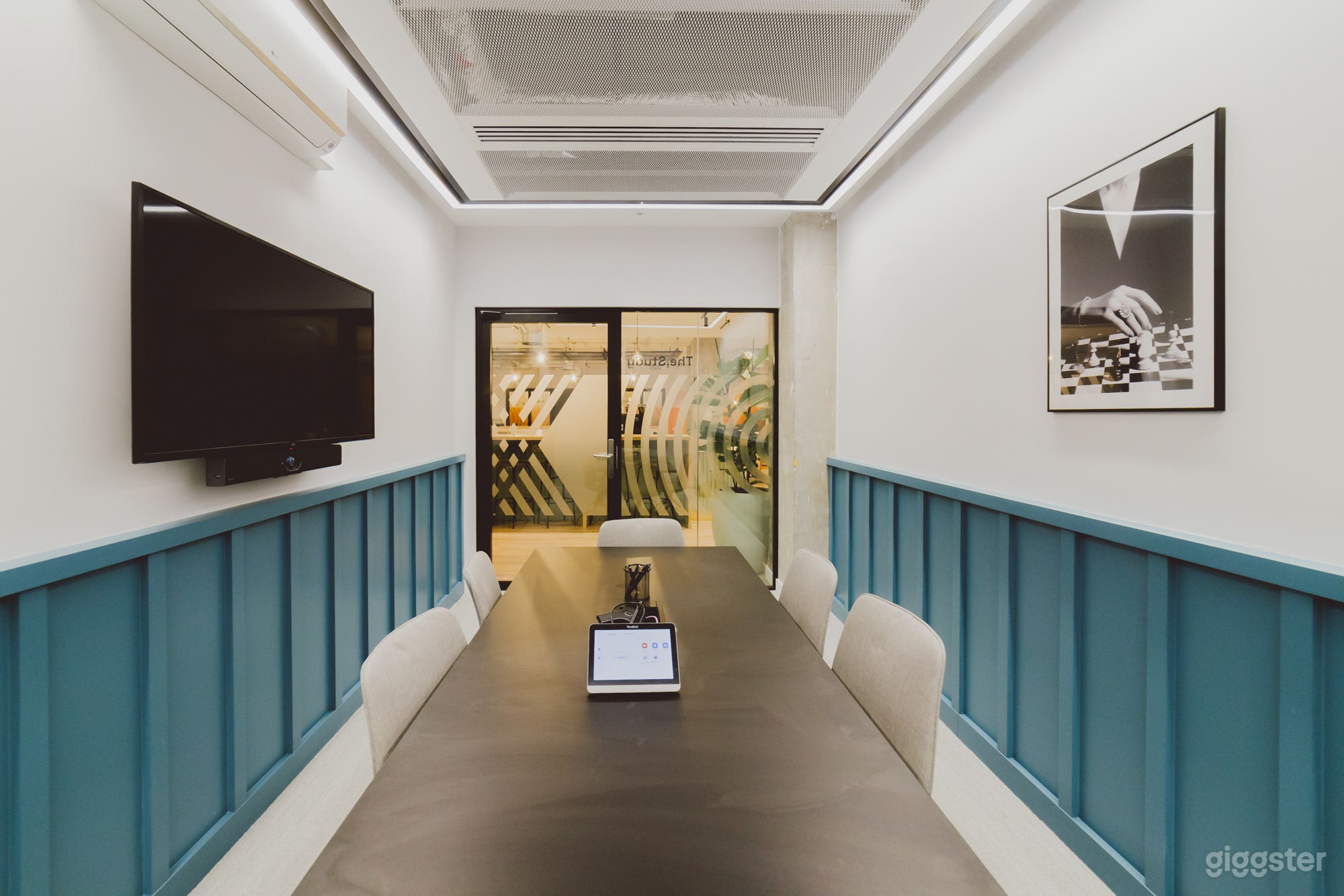 Spacious and Big Meeting Room Photo 4