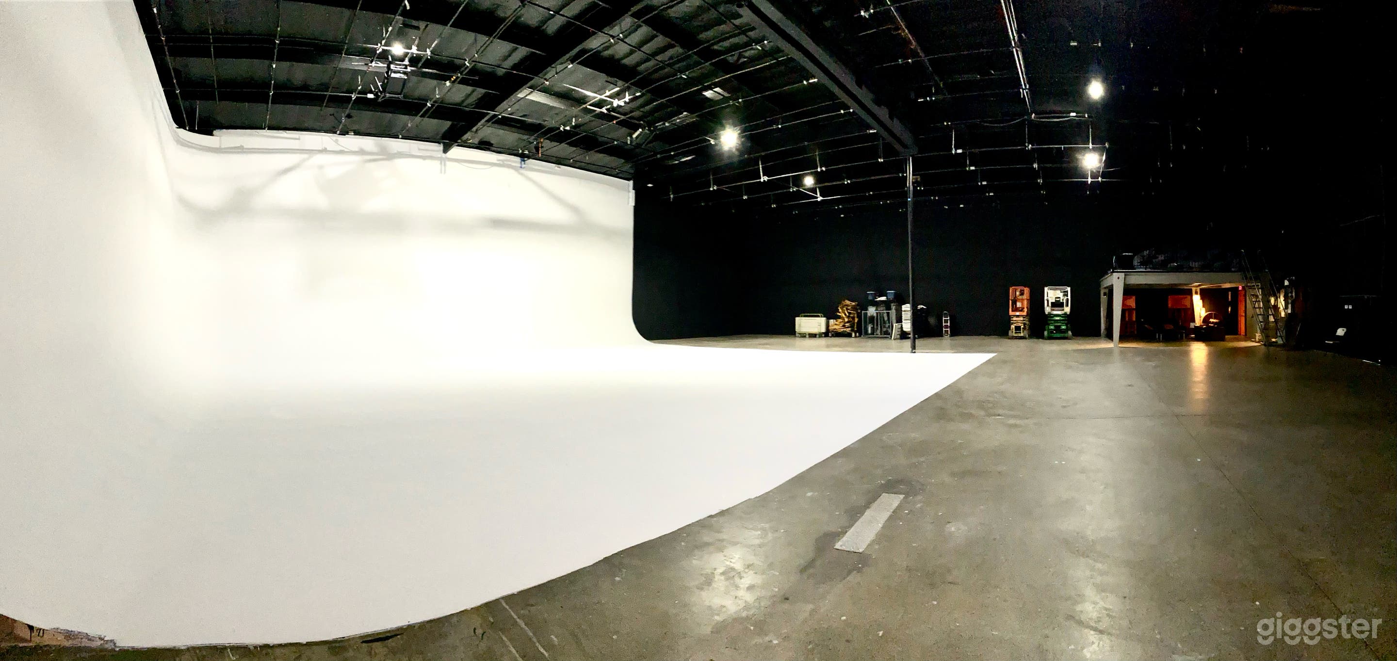 GIANT 2 WALL CYC- 62 X 52 X 25' TO THE GRID- CAN BE PAINTED ANY COLOR GRID COVERS ENTIRE 8100 SQ'