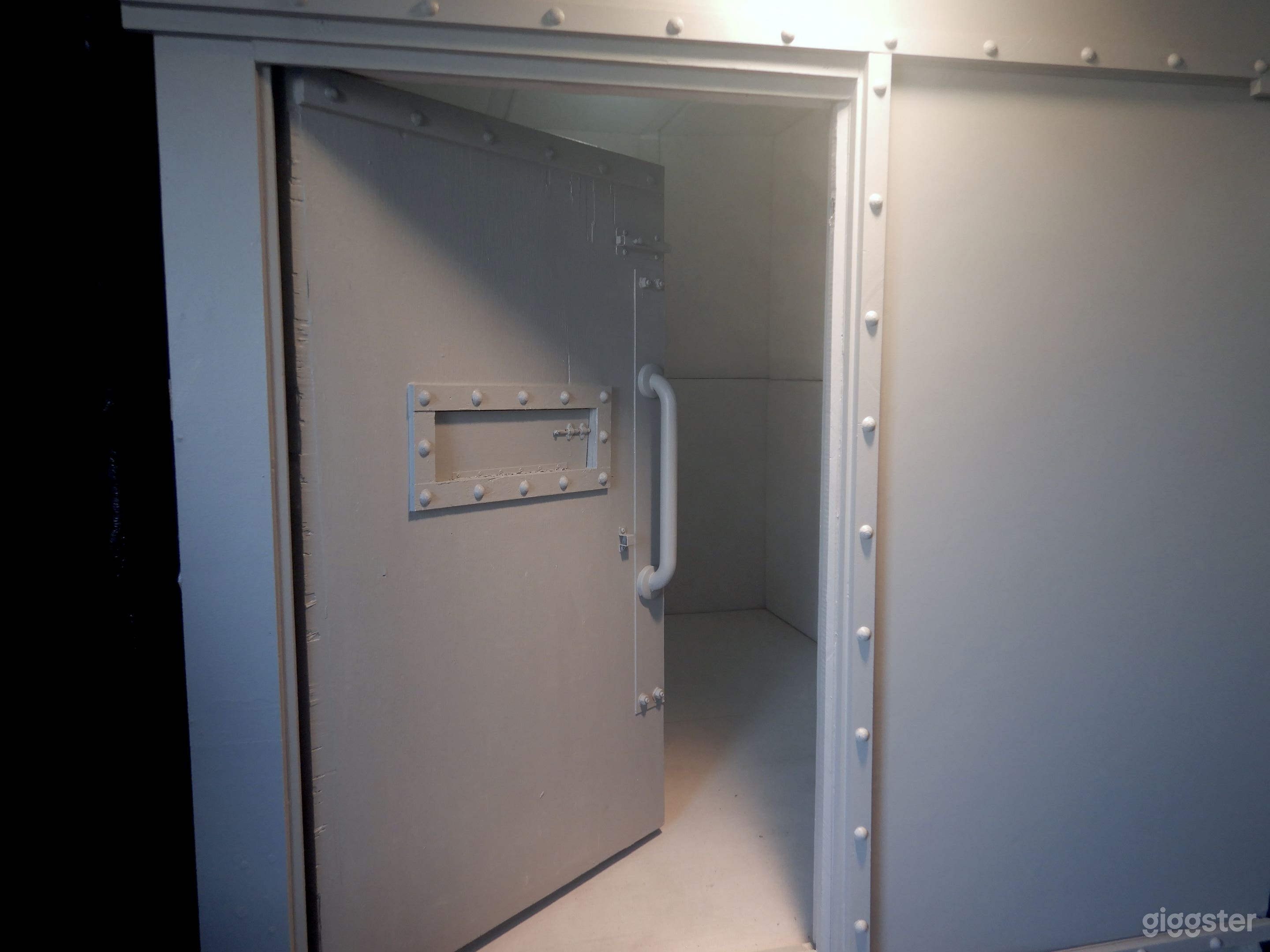 ASYLUM / PADDED CELL STANDING SET Photo 1