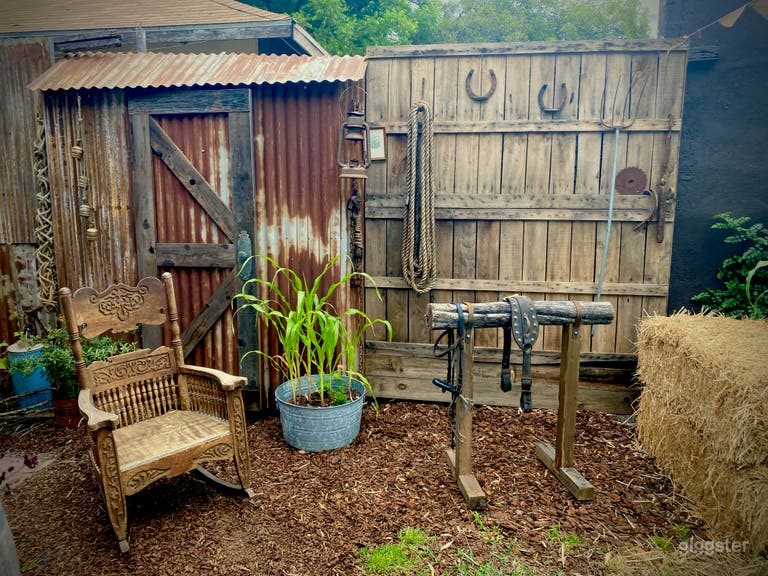 Frontier town 