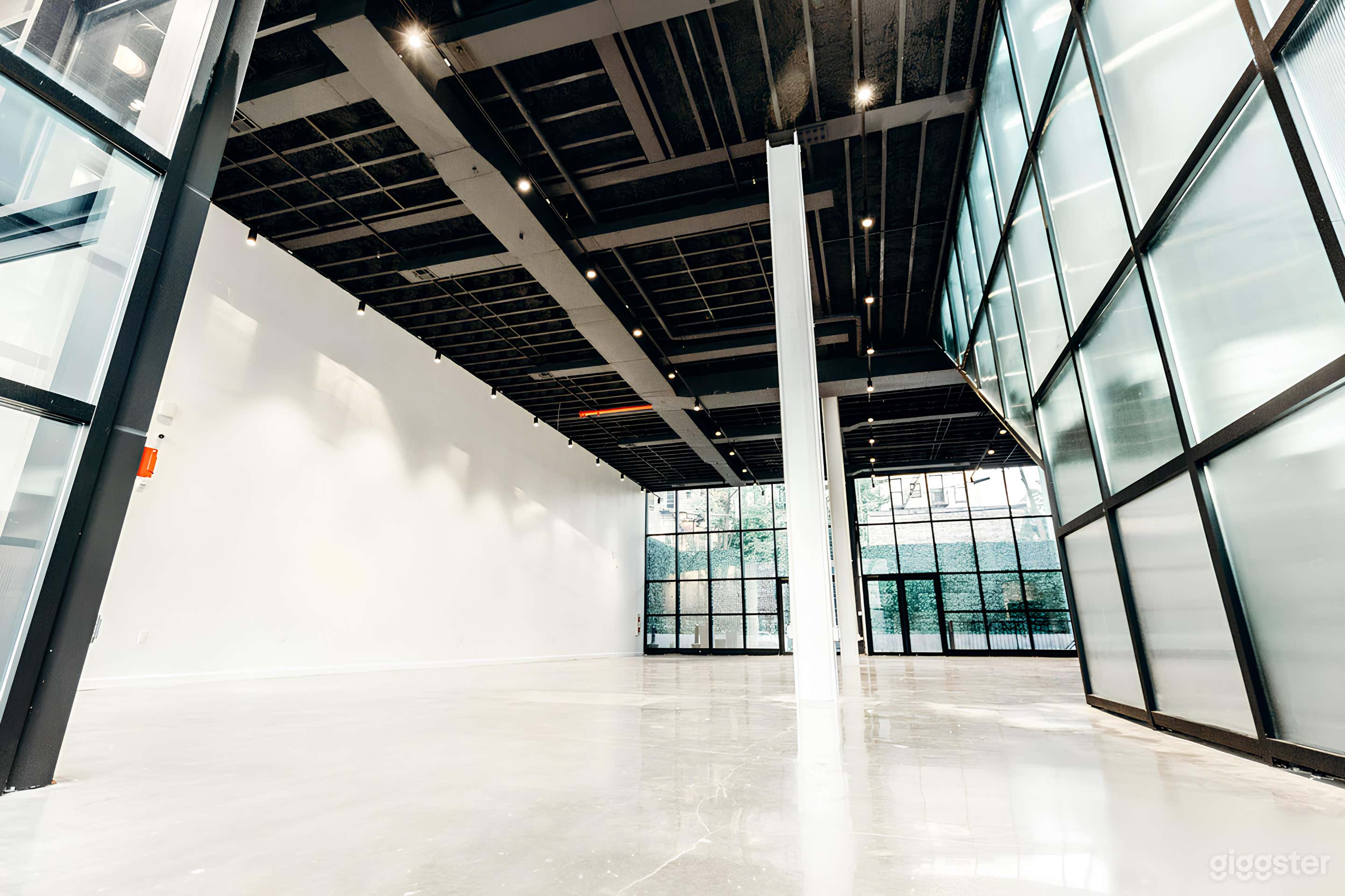 Stunning Versatile Event Venue with High Ceilings Photo 4