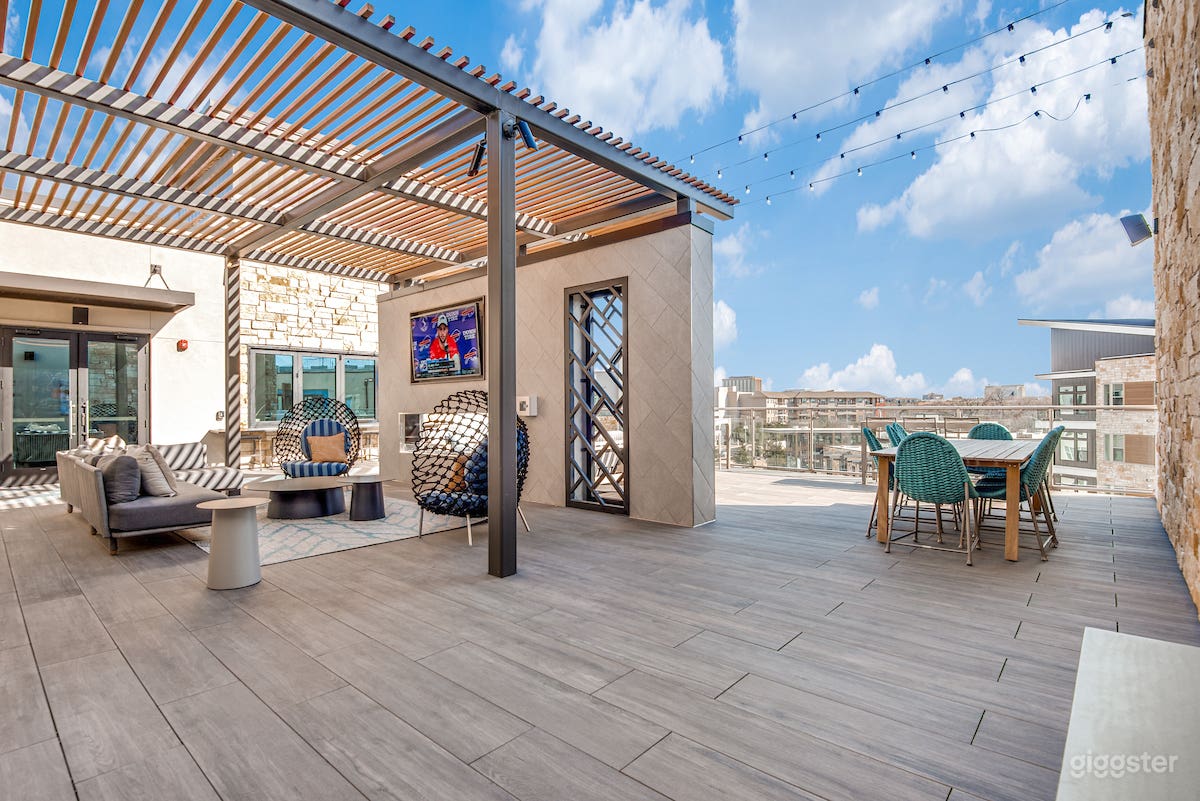 Elevated Lounge &amp; Deck in Addison Photo 4