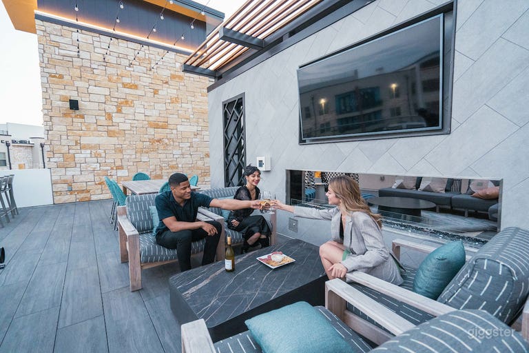  Elevated Lounge & Deck in Addison 
