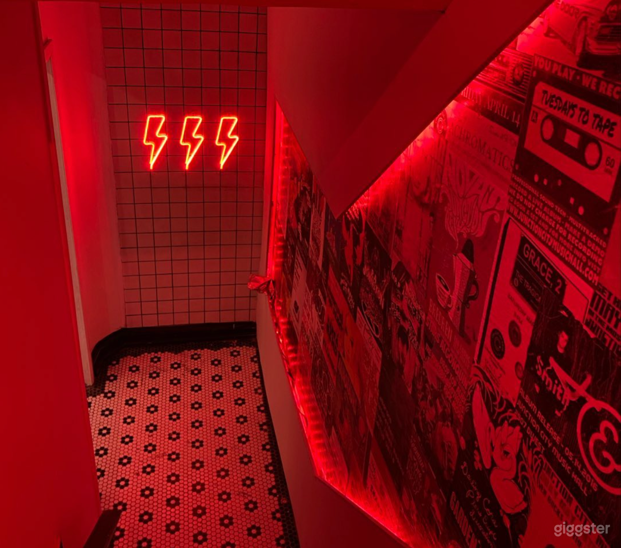 Music Venue and Bar. Down stairs in the Junction Photo 4