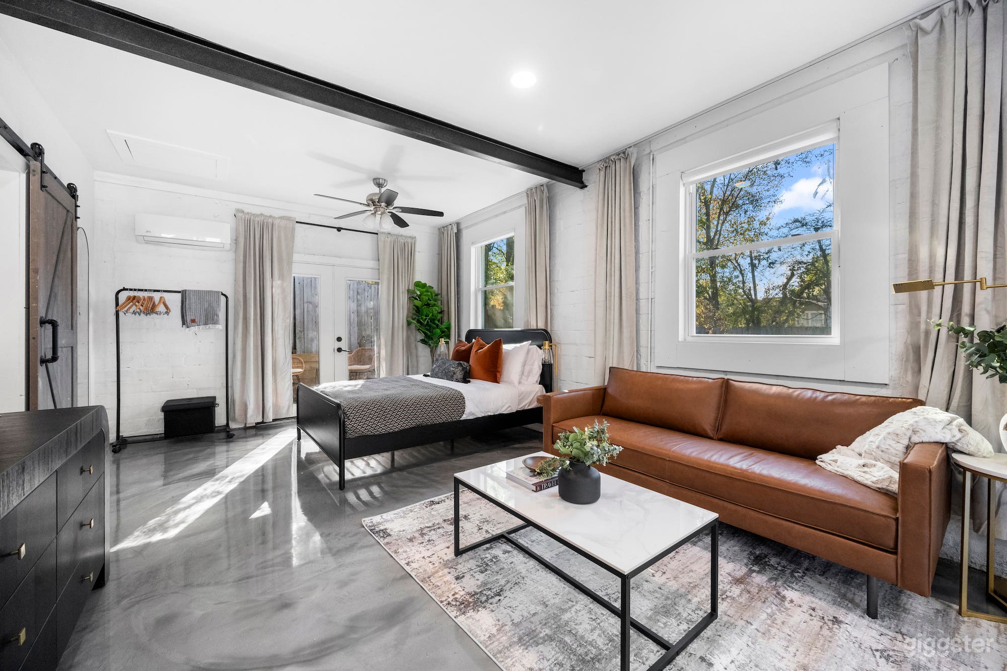 Modern Luxe Industrial Studio with Natural Light Photo 1