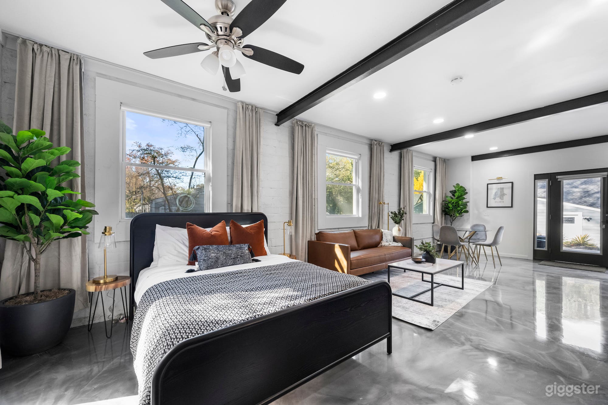 Modern Luxe Industrial Studio with Natural Light Photo 2