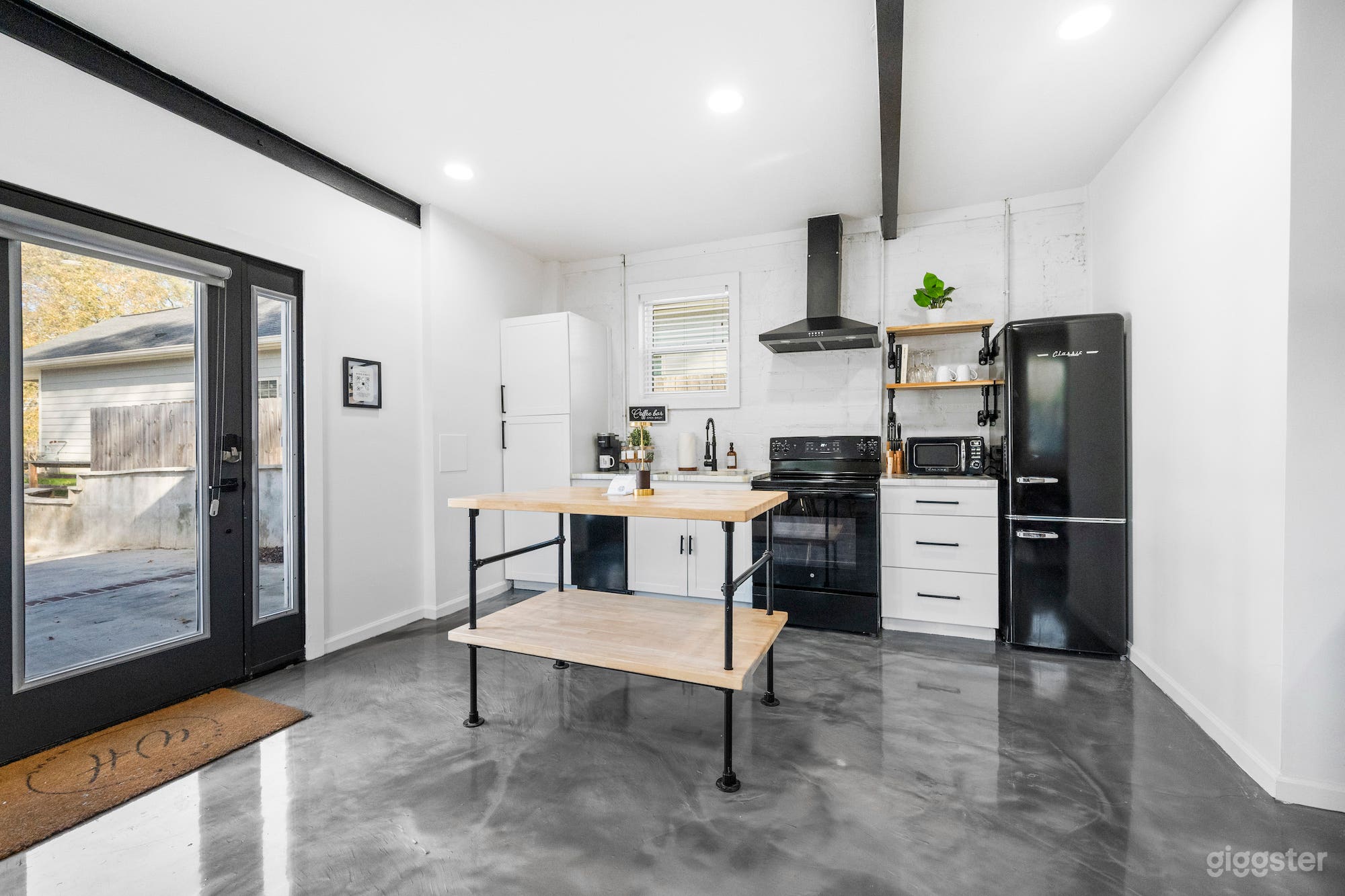 Modern Luxe Industrial Studio with Natural Light Photo 3