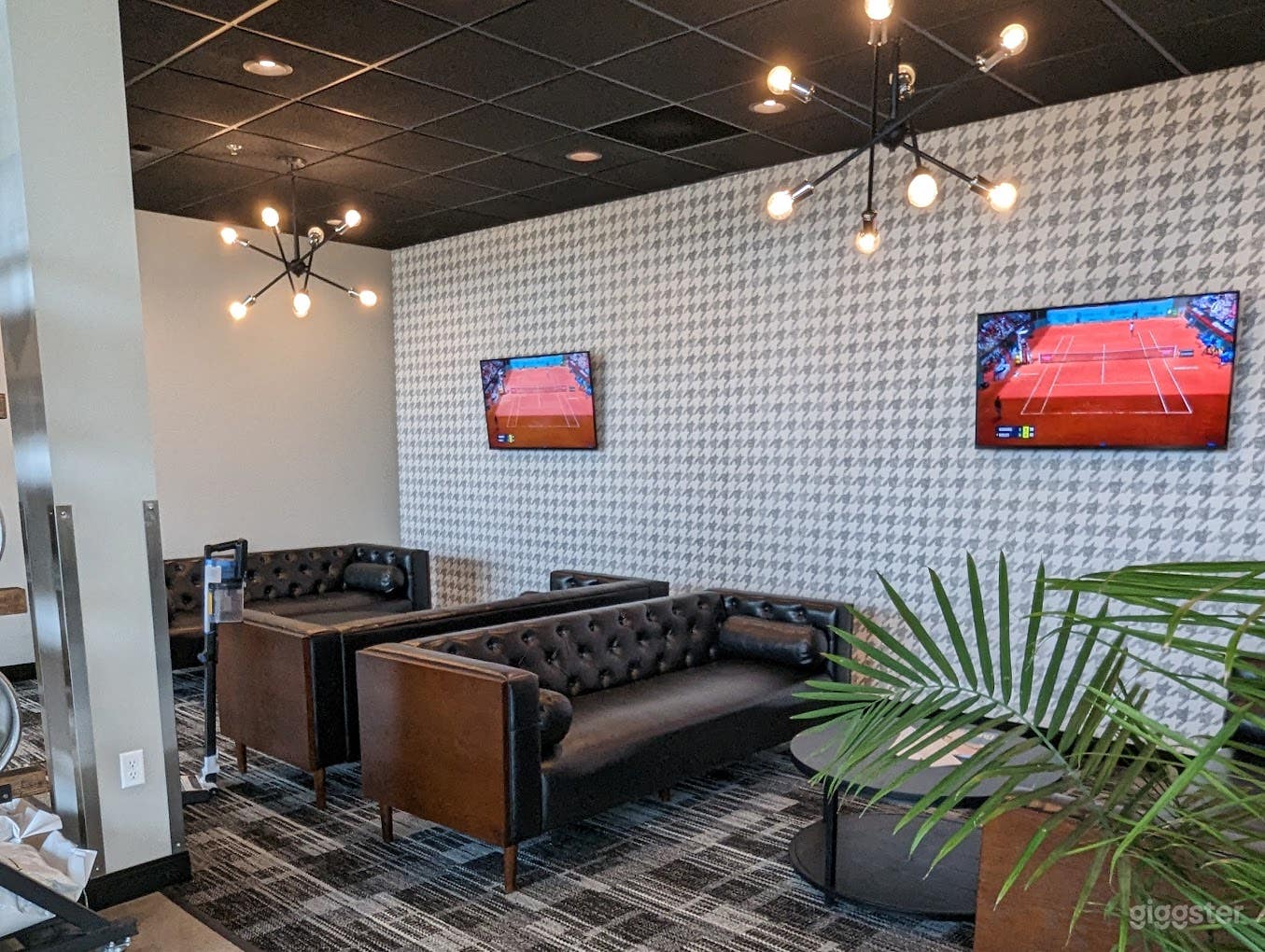 Creative Live Music Brewery w/ Golf Simulator Photo 3