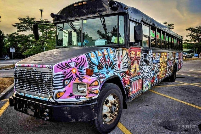  Autobús de fiesta inspirado en arte callejero 