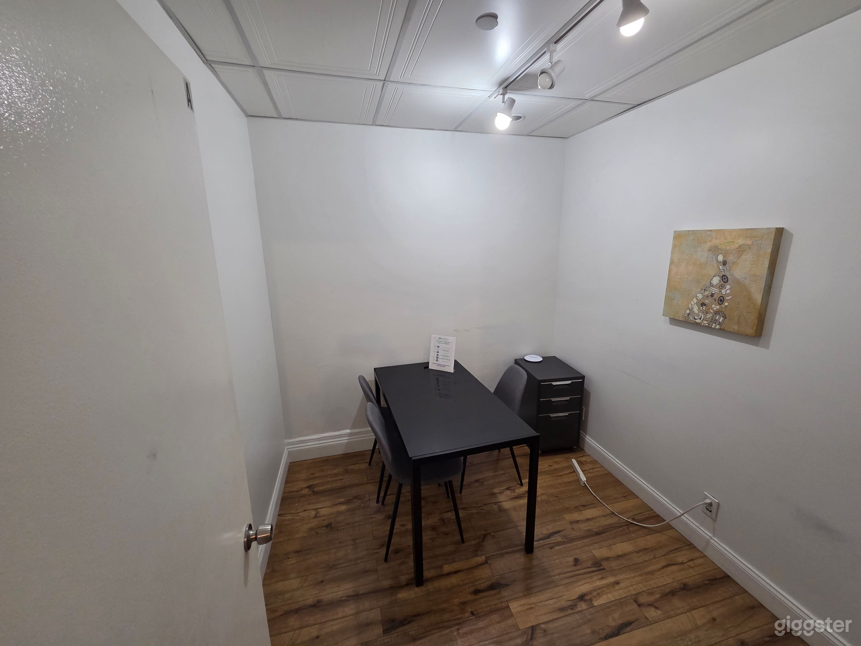 704-A: Private Meeting Room for 3 in Manhattan Photo 4